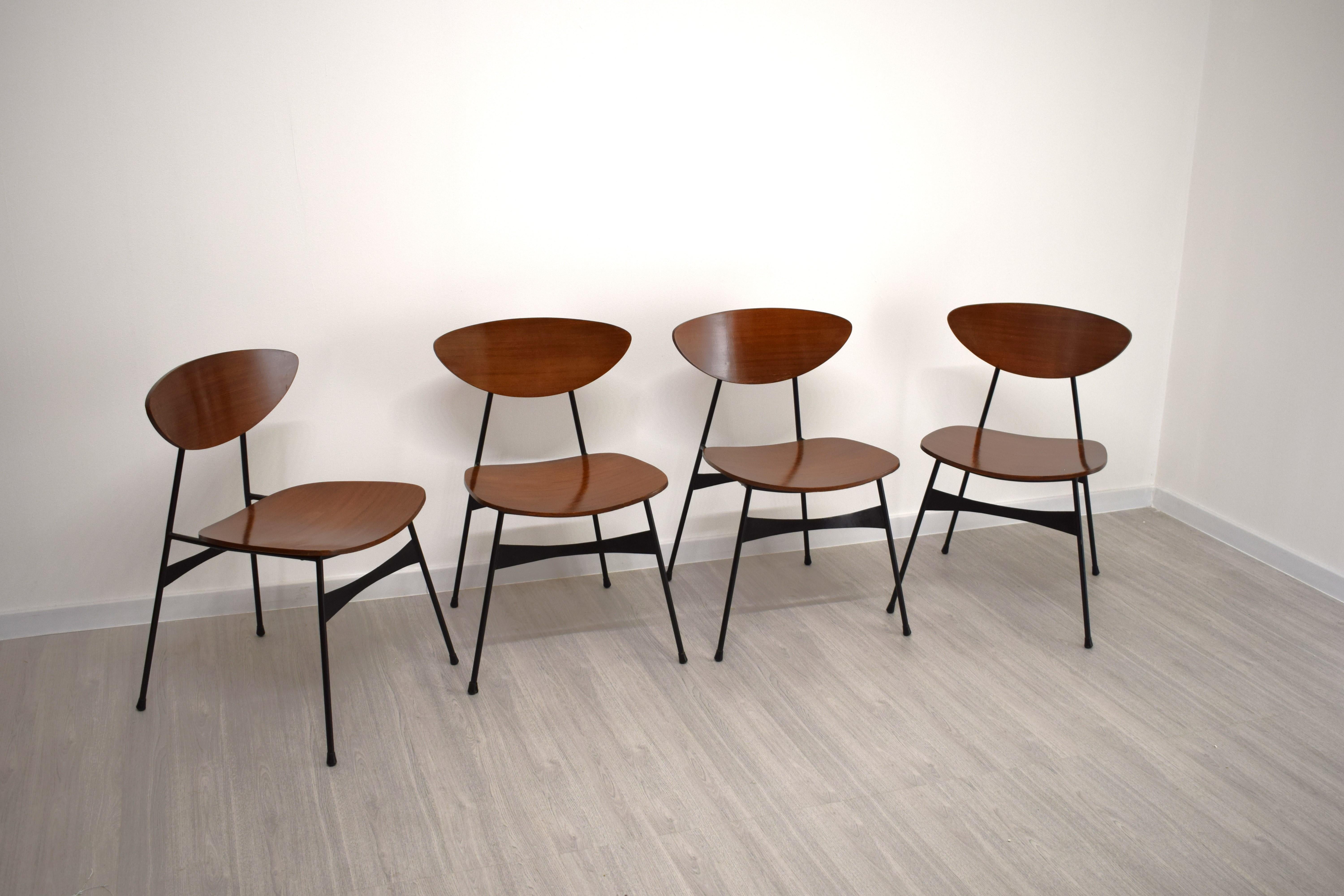 Elégant ensemble de 4 lits originaux des années 50 en cuir courbé et structure en fer. Design vintage essenziale, ideale per ambienti moderni o retrò. Dimensioni : altezza 76 cm, larghezza 48 cm, profondità 54 cm, altezza seduta 44 cm. Les sièges