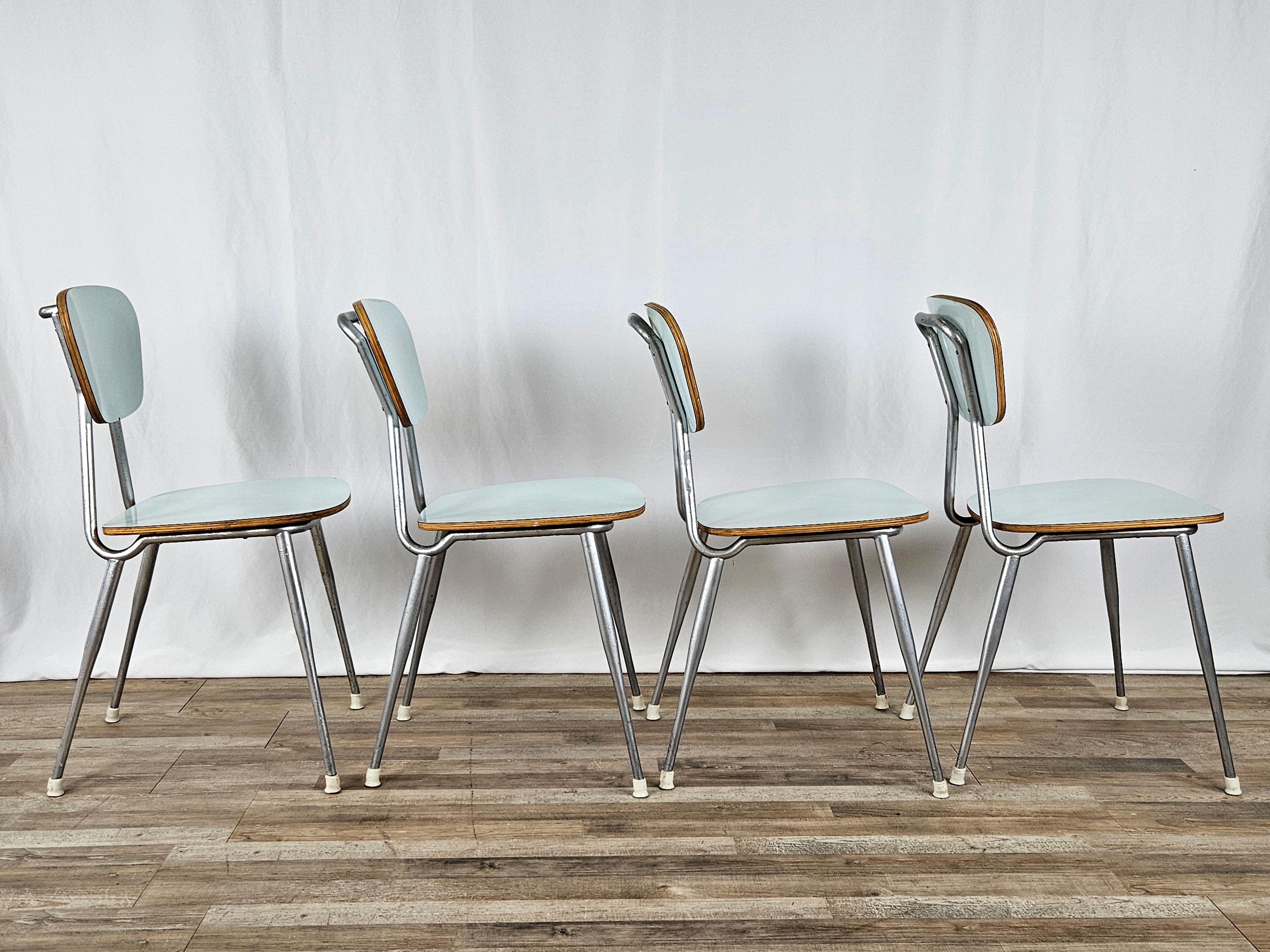 Set di moderne e colorate sedie in formica con struttura in ferro, produzione italiana primi anni '70.

Design moderno e funzionale, si accostano ad ogni genere di arredamento dal modero all'antico.

Normali segni dovuti all'età e all'utilizzo.