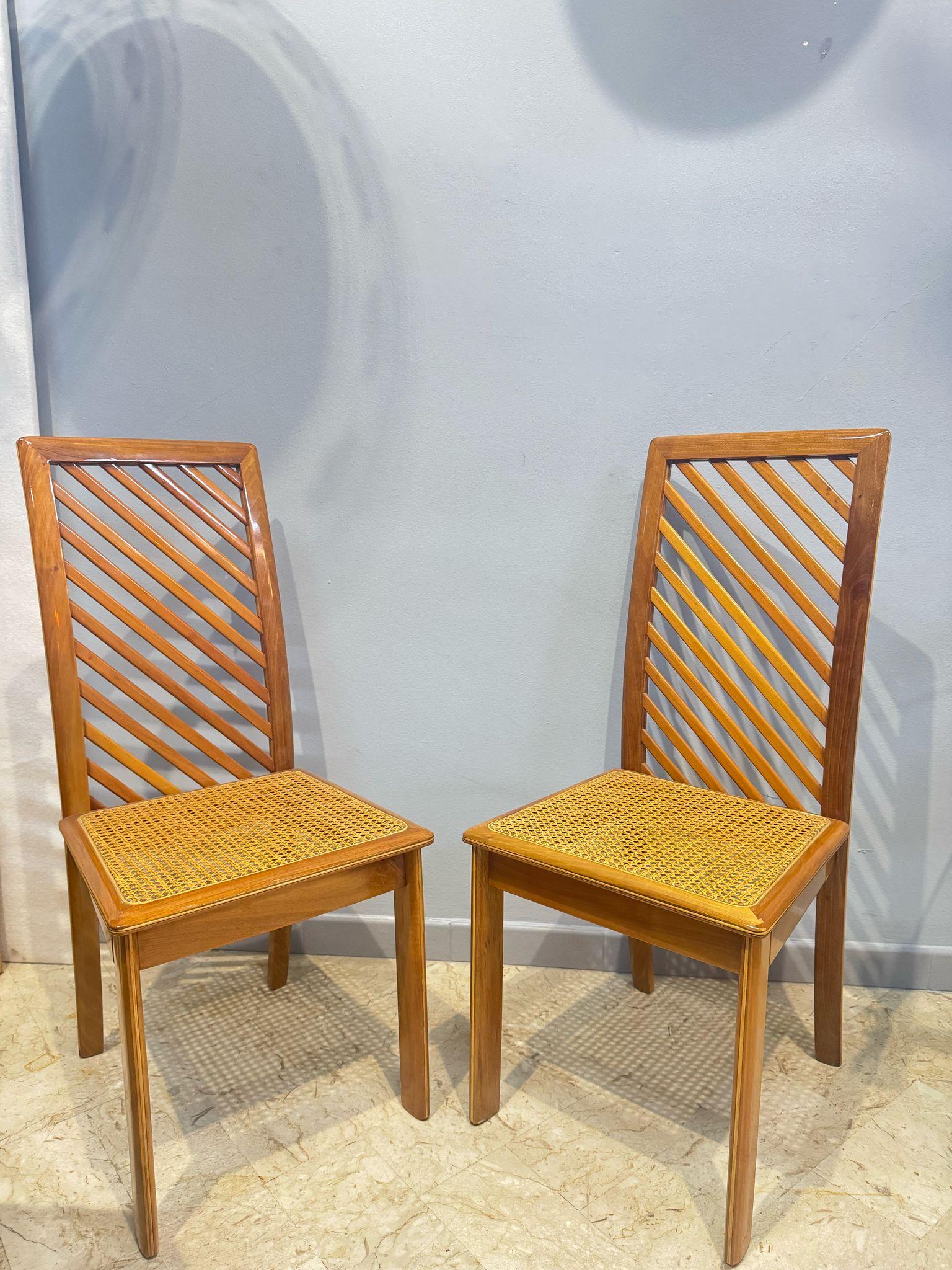 Queste sedie dal design italiano anni ‘70 incarnano l’eleganza e la leggerezza tipiche di quell’epoca, fondendo artigianalità e geometria con un’estetica minimalista. Realizzate in legno massello con una finitura calda e naturale, presentano uno