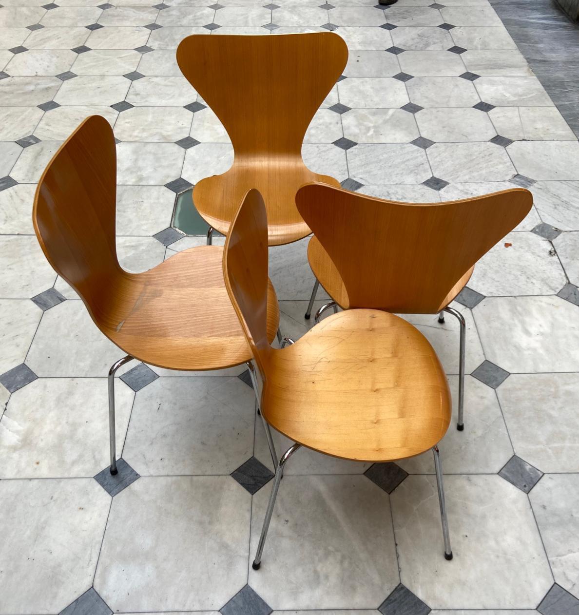 Satz von (4) Holzstühlen Serie 7 Designer Arne Jacobsen für Fritz Hansen 1992 3