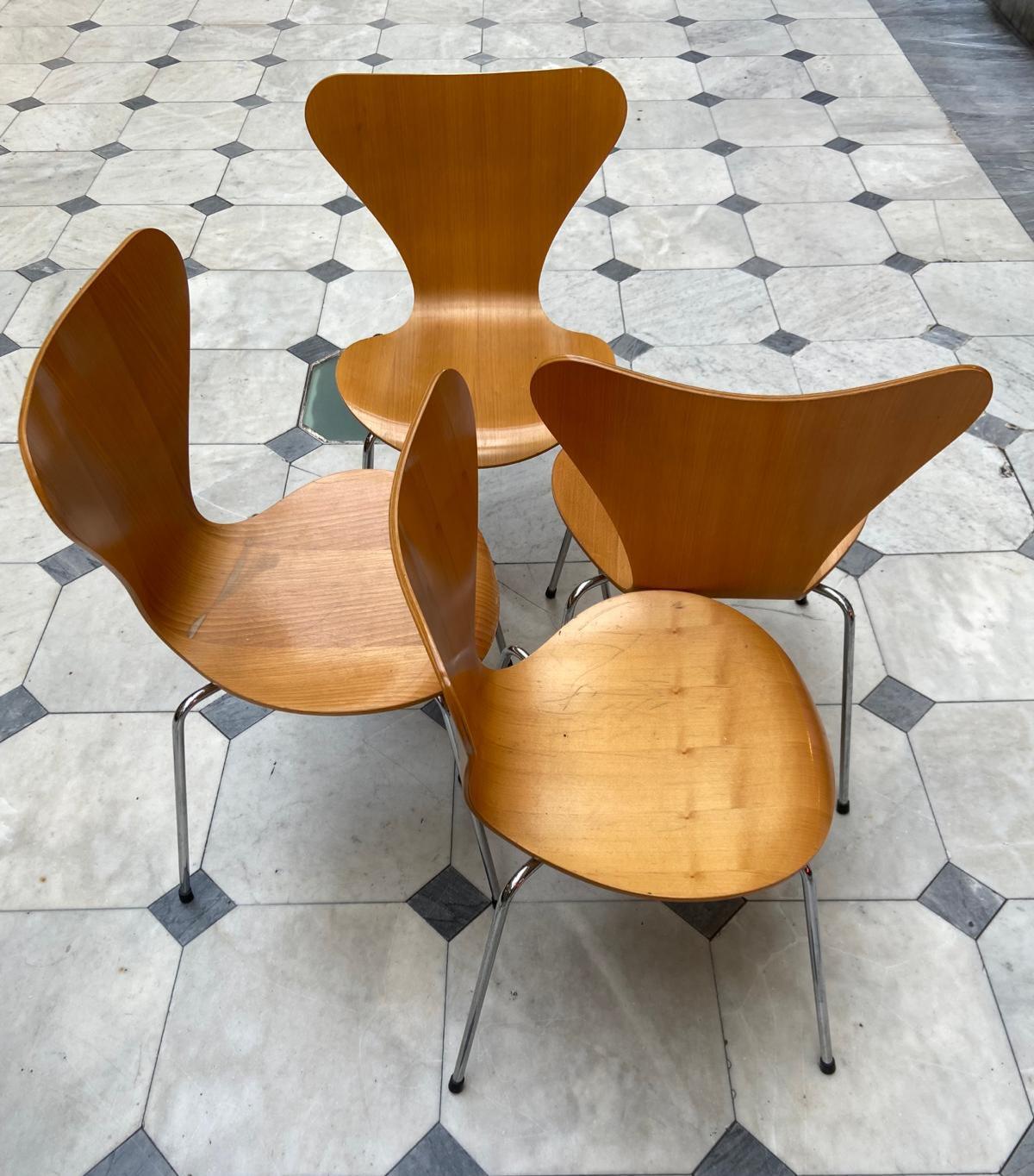 Set di (4) sedie in legno Serie 7 designer Arne Jacobsen per Fritz Hansen 1992 in vendita 7