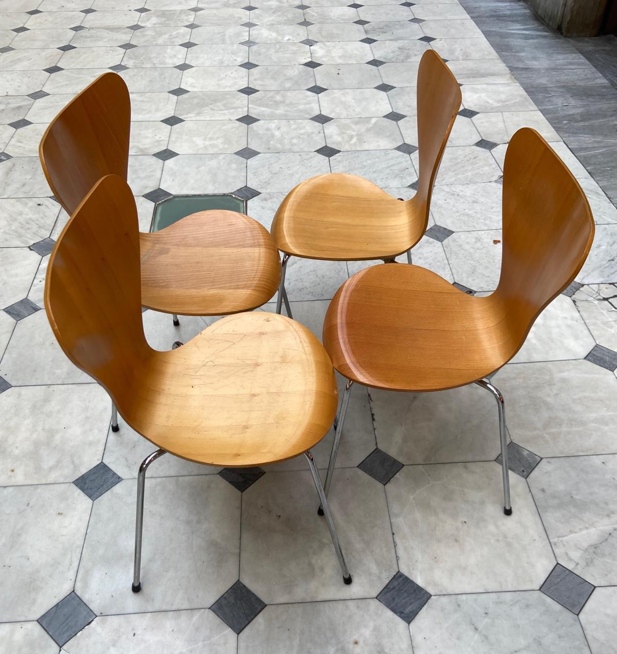 Nr. 4 SERIE 7 Stühle, 1955 von Arne Jacobsen entworfen und 1992 von Fritz Hansen in Dänemark hergestellt  jeder Stuhl ist beschriftet. Gestell aus gebogenem, furniertem Sperrholz, Beine aus verchromtem Stahl. Die Stühle sind stapelbar. In gutem