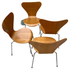 Satz von (4) Holzstühlen Serie 7 Designer Arne Jacobsen für Fritz Hansen 1992