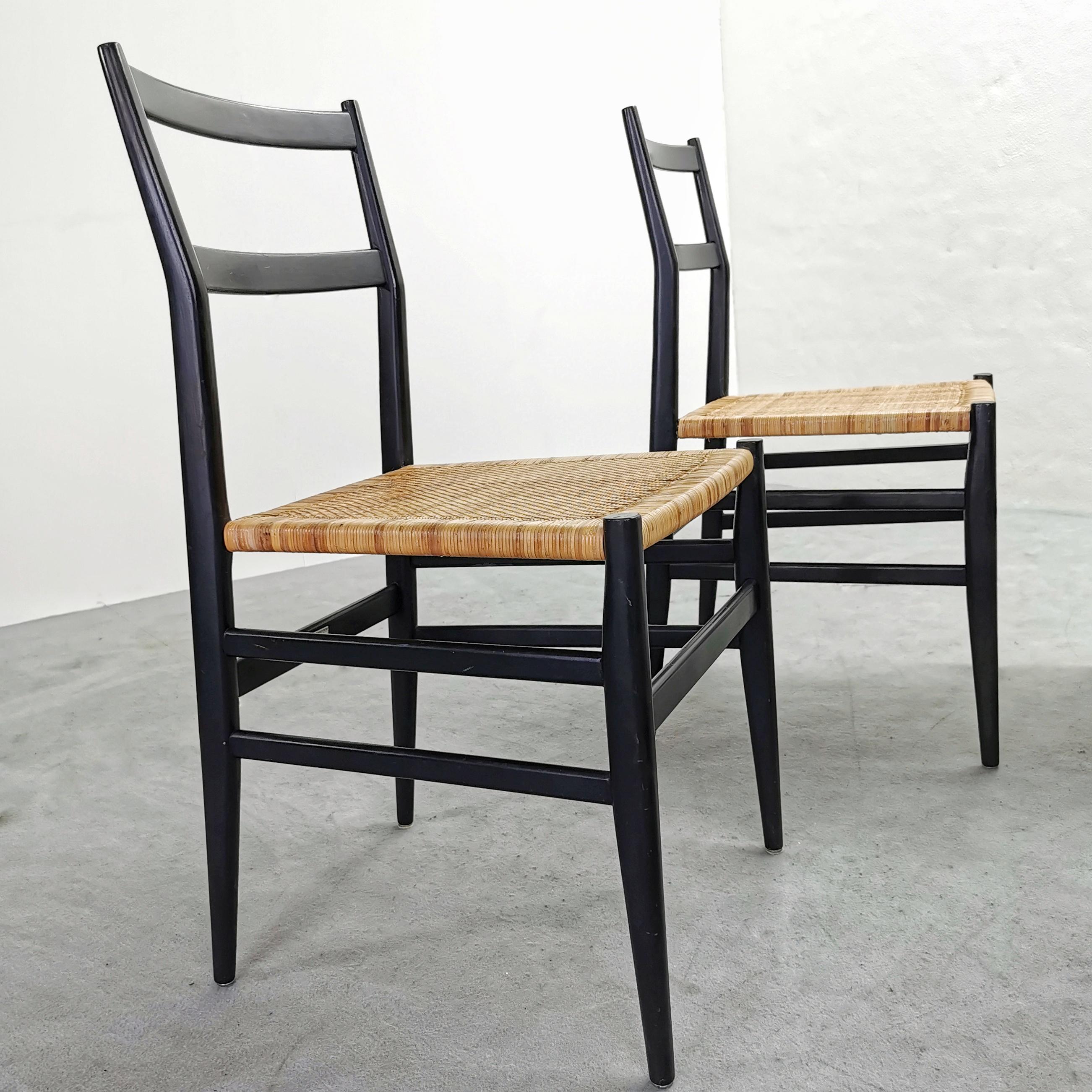 La sedia Leggera è una delle piu iconiche espressioni del design di Gio Ponti disegnata nel 1952.
E' frutto di approfonditi studi fatti al tempo per ottenere una sedia molto leggera ma altrettanto solida.
E' stata da sempre prodotta da Cassina che