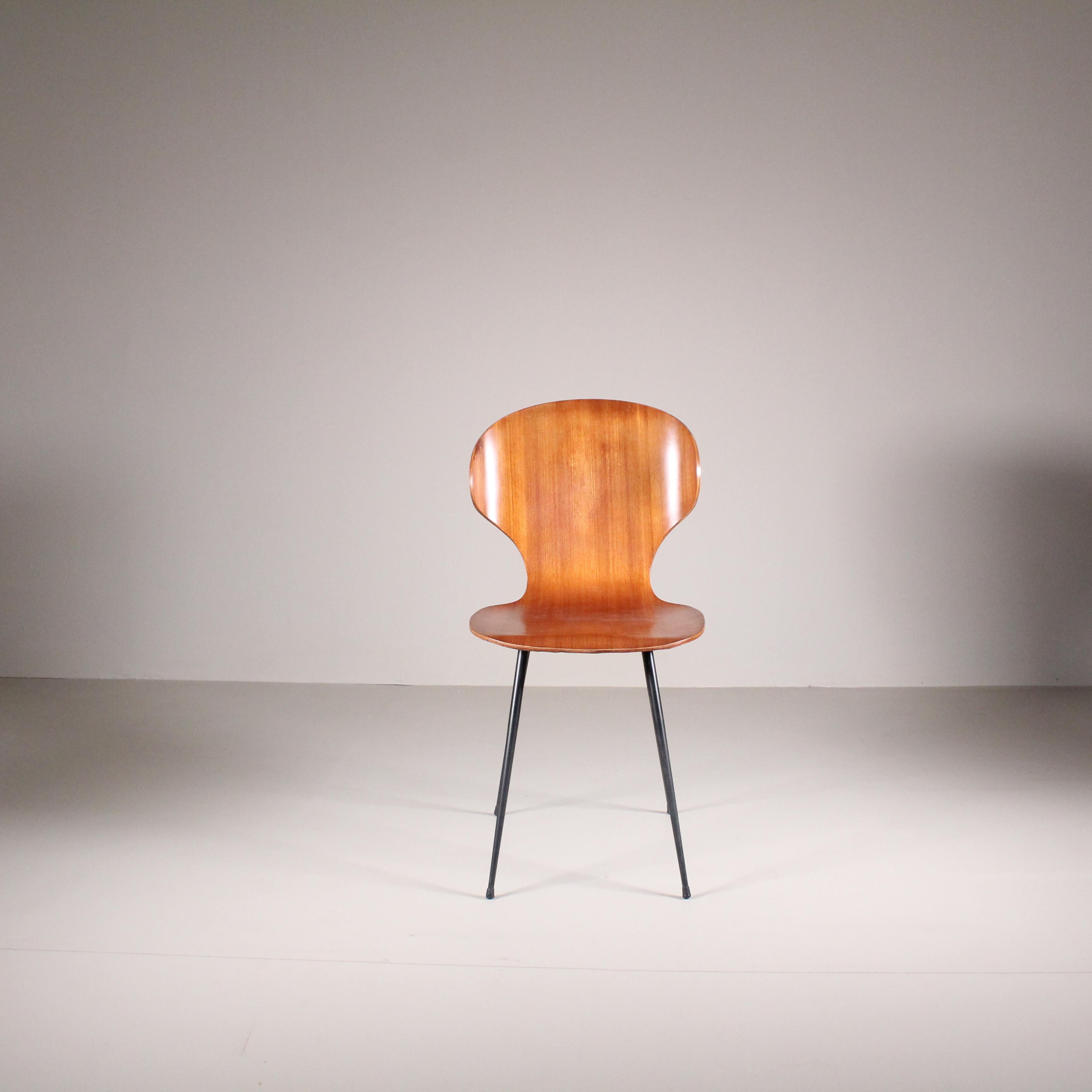 L'ensemble de 4 chaises Lulli, conçu par Carlo Ratti à l'âge d'or du design italien en 1950, incarne l'élégance intemporelle et l'innovation structurelle. Fabriquées par Industria Legni Curvati, ces chaises représentent une fusion harmonieuse de