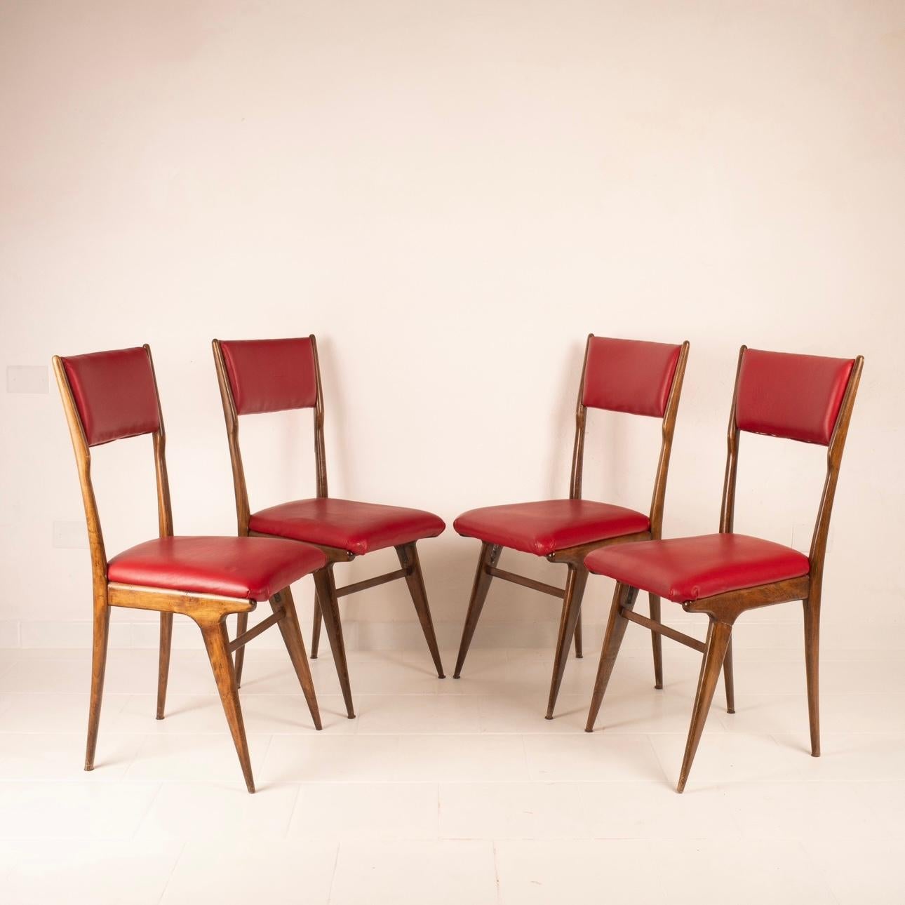 Scopri questo straordinario set di 4 sedie vintage, una creazione del rinomato designer Carlo de Carli e prodotte da Cassina negli anni '50. Queste sedie, testimonianza dell'epoca d'oro del design, sono in condizioni eccellenti, conservando il