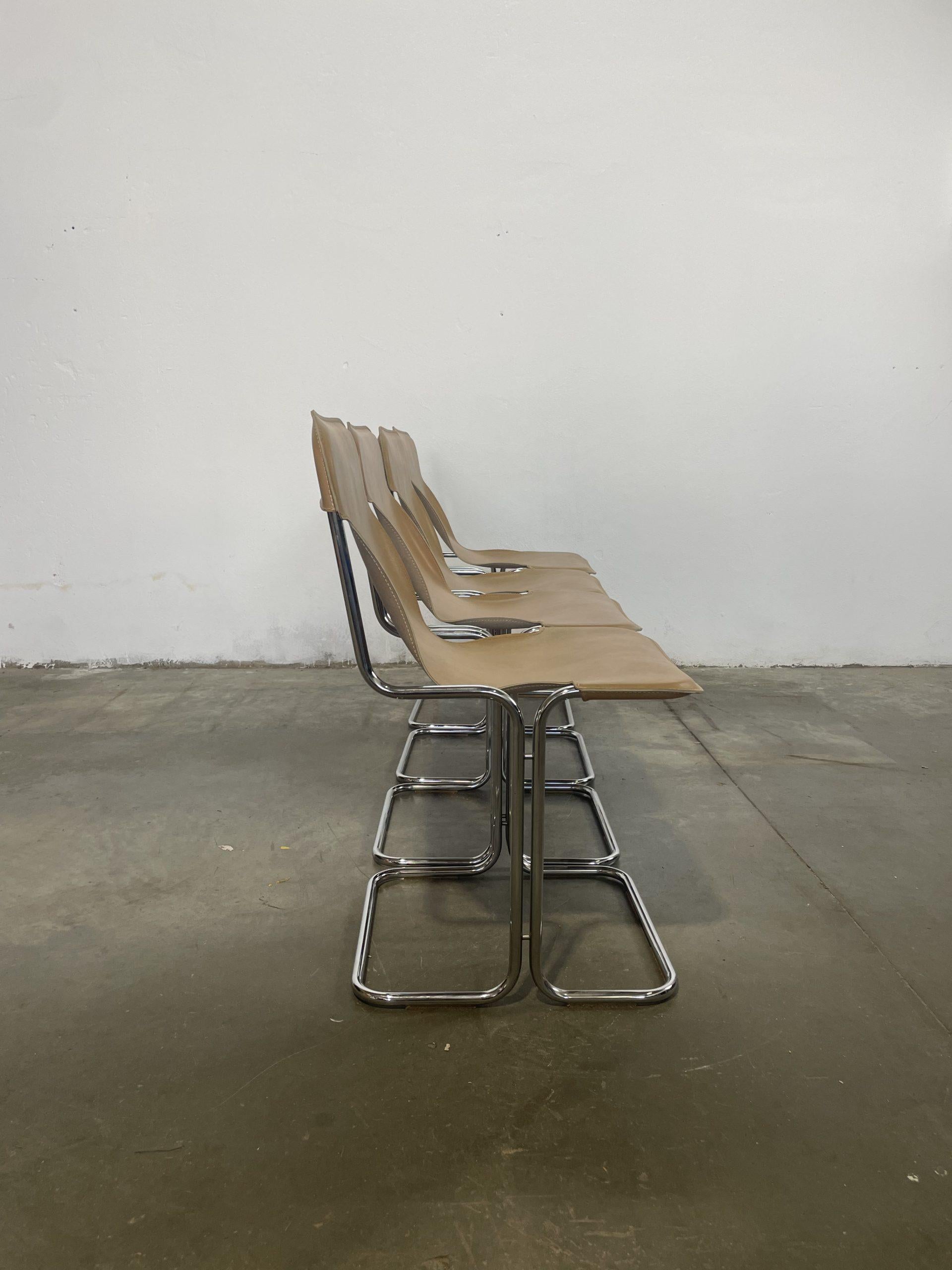 La struttura in metallo, snella ma estremamente solida, è costituita da un telaio continuo che forma sia le gambe che lo schienale, donando un effetto cantilever che conferisce dinamismo e un’estetica contemporanea. Il sedile e lo schienale sono