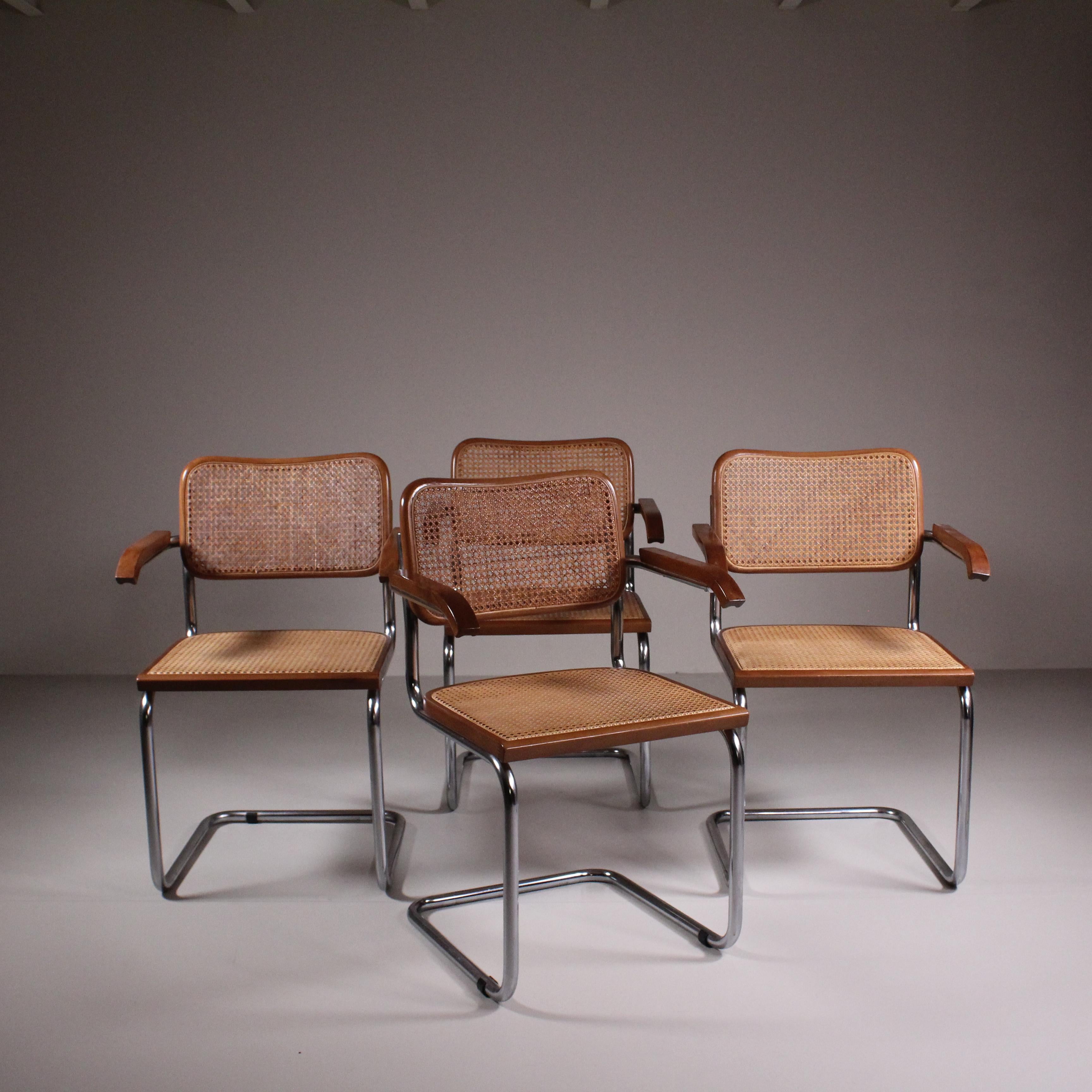 
Satz von 4 Stühlen Modell Cesca mit Armlehnen und hellem Holz. 

Zustand: Sehr gut - restauriert
Materialien: Holz, Stahlrohr, Stroh
Epoche: 1960