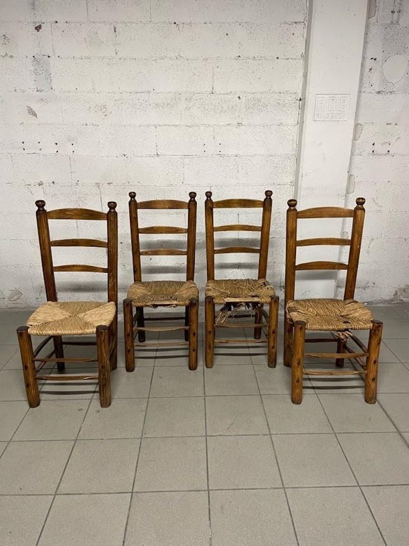 Satz von 4 Stühlen aus den 1950er Jahren im Stil von Charles Dudouyt (Frankreich).

Die Produktion dieses Sets ist italienisch.

Rahmen aus Lindenholz und Stroh. Die Sitze sind bis auf einen alle reparaturbedürftig, da sie in schlechtem Zustand sind.