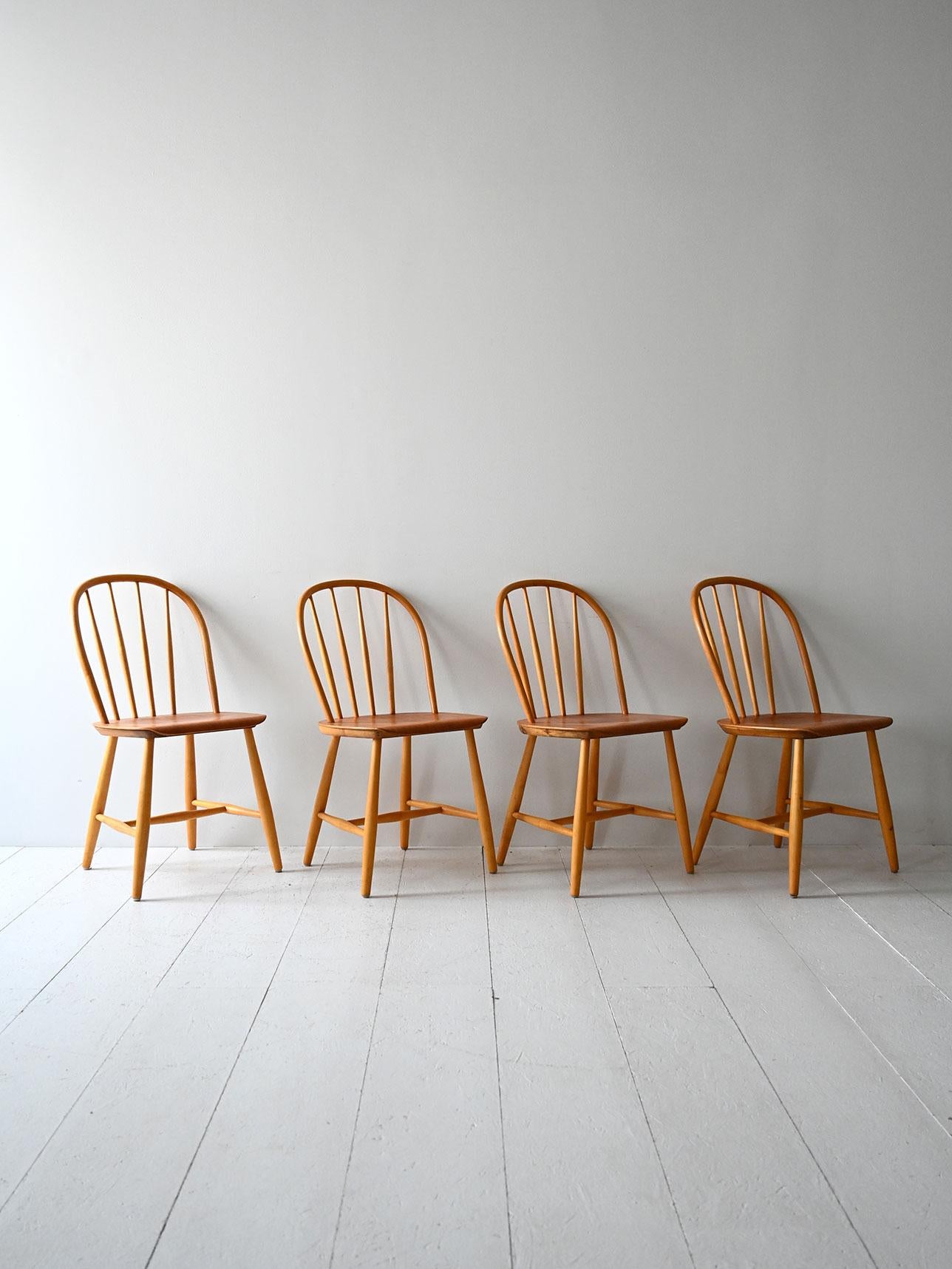 Sedie svedesi vintage prodotte da Nesto negli anni ’50/’60. Struttura in faggio, schienale curvo con stecche.

Set di quattro sedie scandinave vintage modello Pinstolar, prodotte da Nesto (Nässjö Stolfabrik) in Svezia. La struttura in faggio