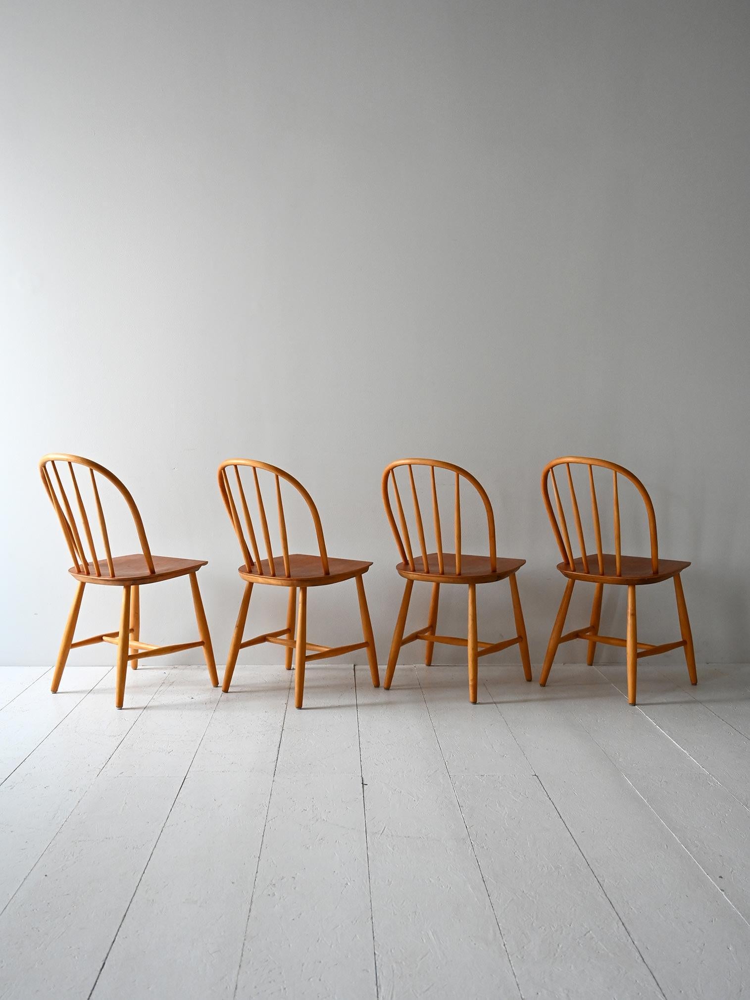 Scandinavo moderno Set di 4 sedie Pinstolar Nesto in vendita