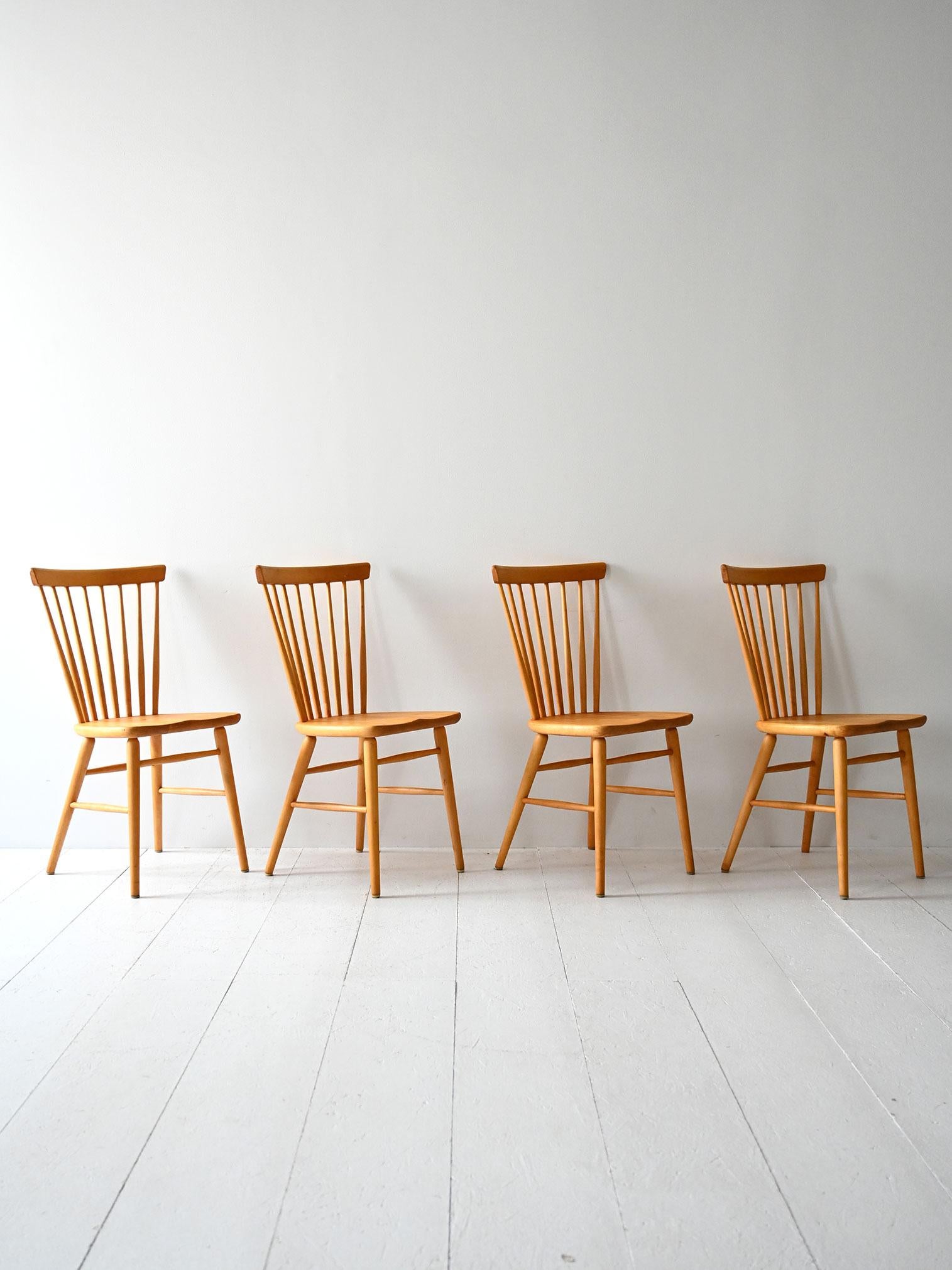 Cuatro sillas escandinavas vintage inspiradas en el modelo J77 de Folke Pålsson. Madera clara y respaldo de listones.

Líneas esenciales y proporciones armoniosas para este conjunto de cuatro sillas escandinavas vintage de estilo Pinstollar,
