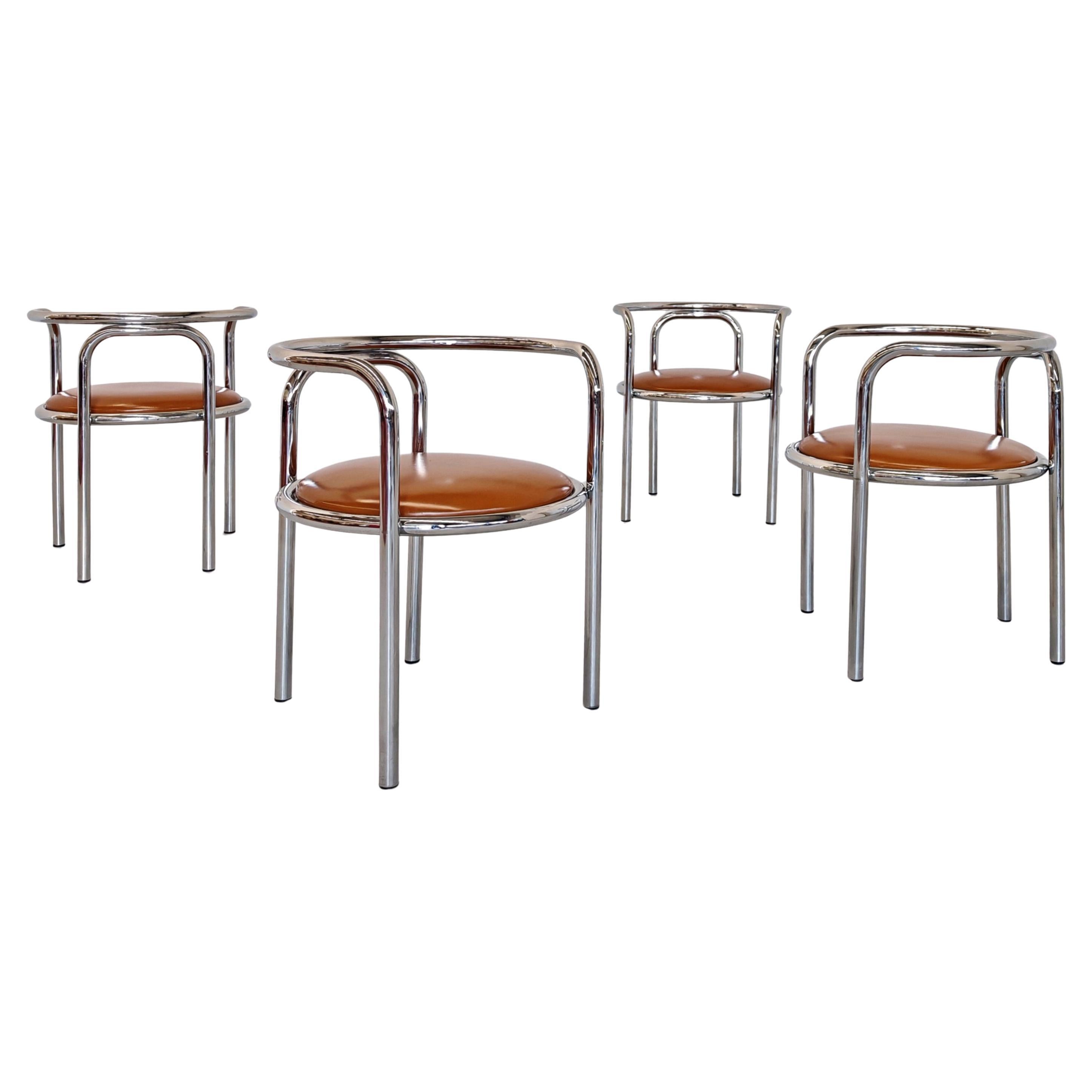 Chaises Locus Solus conçues dans les années 1960 par Gae Aulenti pour Poltronova. Les chaises sont en version chromée tubulaire courbée avec assise en cuir

Les chaises sont en très bon état général avec une très légère patine du temps sur le cadre