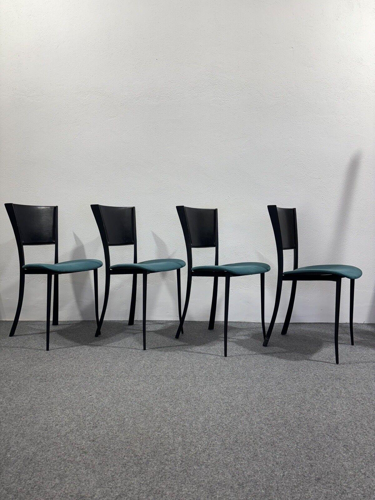 Ensemble de 4 chaises au design postmoderne.

Structure en métal noir, dossier recouvert de cuir, assise en tissu sarcelle.

L'article est en très bon état de conservation. Seules de légères et évidentes marques de temps dues à l'utilisation et à