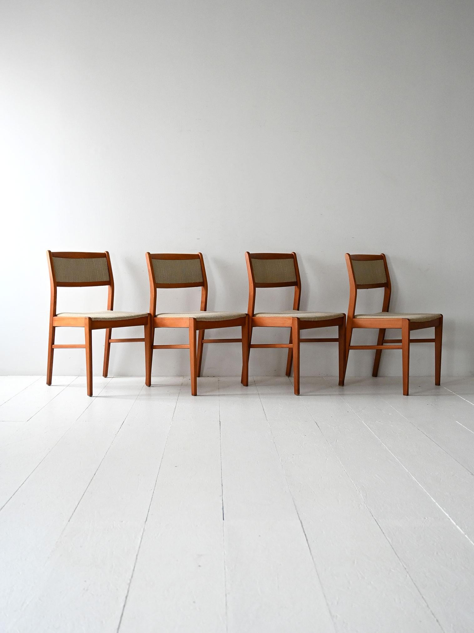 Set di 4 sedie anni 60 in teak sagomato con seduta ampia, tappezzeria beige originale e design elegante senza tempo.

Quattro sedie scandinave degli anni ’60 realizzate in teak sagomato con struttura solida e proporzioni equilibrate. La seduta ampia