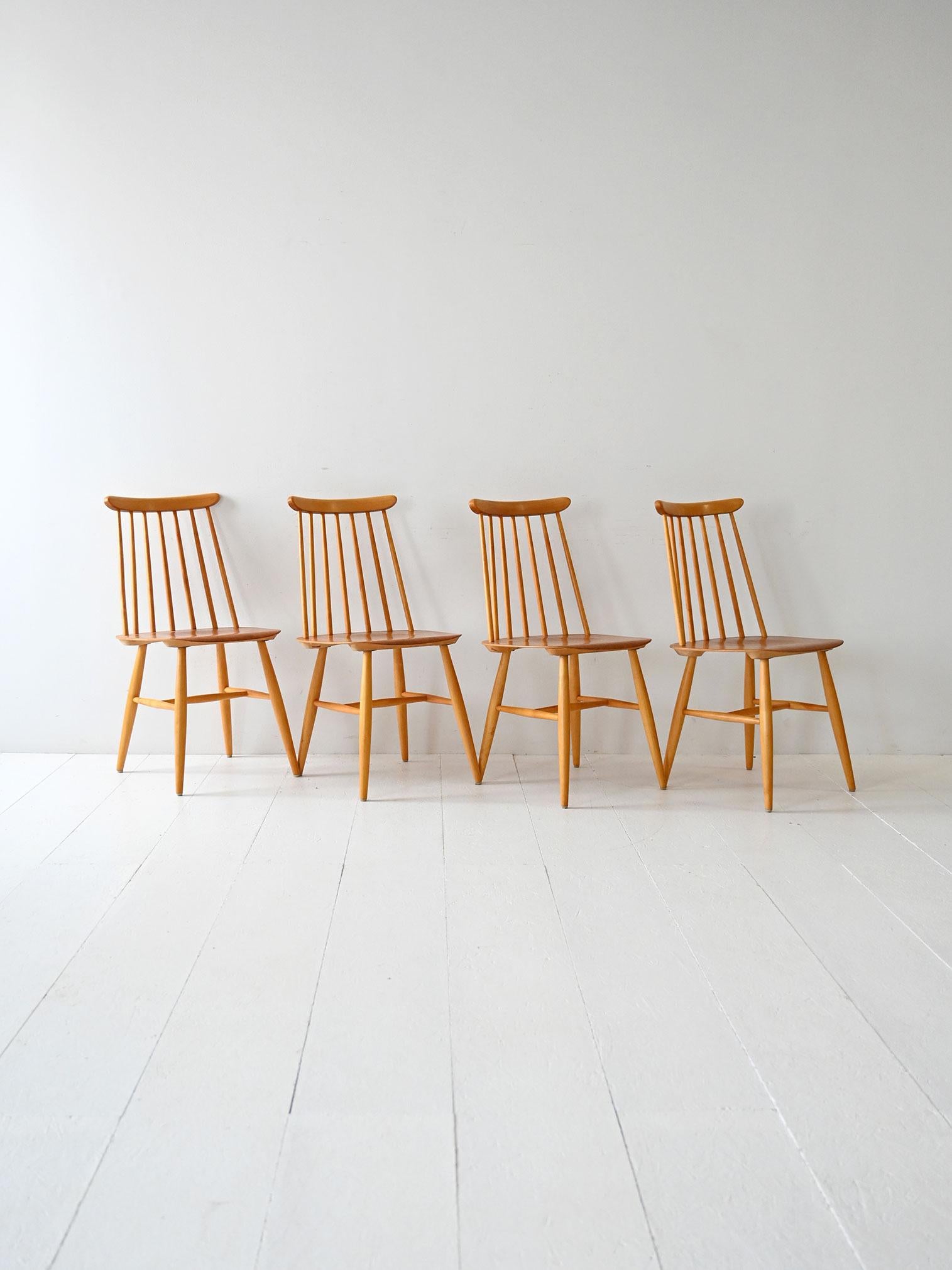 Vier Fanett-Stühle von Ilmari Tapiovaara für Edsby Verken, Schweden 1960er Jahre. Gestell aus Buche und geformter Sitz aus Teakholz.

Satz von 4 Stühlen des Modells Fanett, entworfen von Ilmari Tapiovaara und hergestellt von Edsby Verken in Schweden