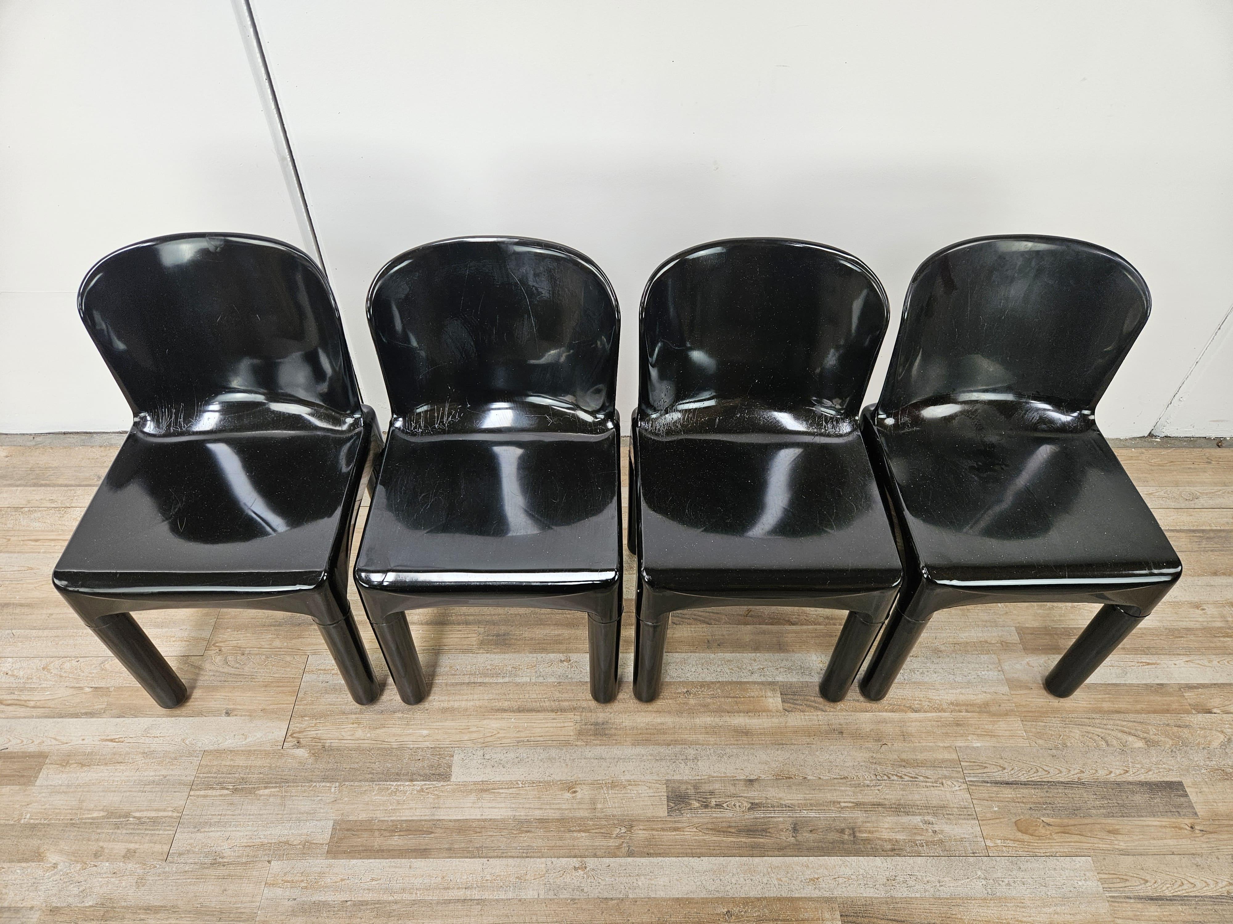 Vier Stühle aus den 1970er Jahren, komplett aus Kunststoff mit abnehmbaren, ineinander greifenden Beinen.

Die Stühle sind im Stil von Kartell gestaltet, sie haben kein Branding.
Normale alters- und gebrauchsbedingte Abnutzungserscheinungen wie auf