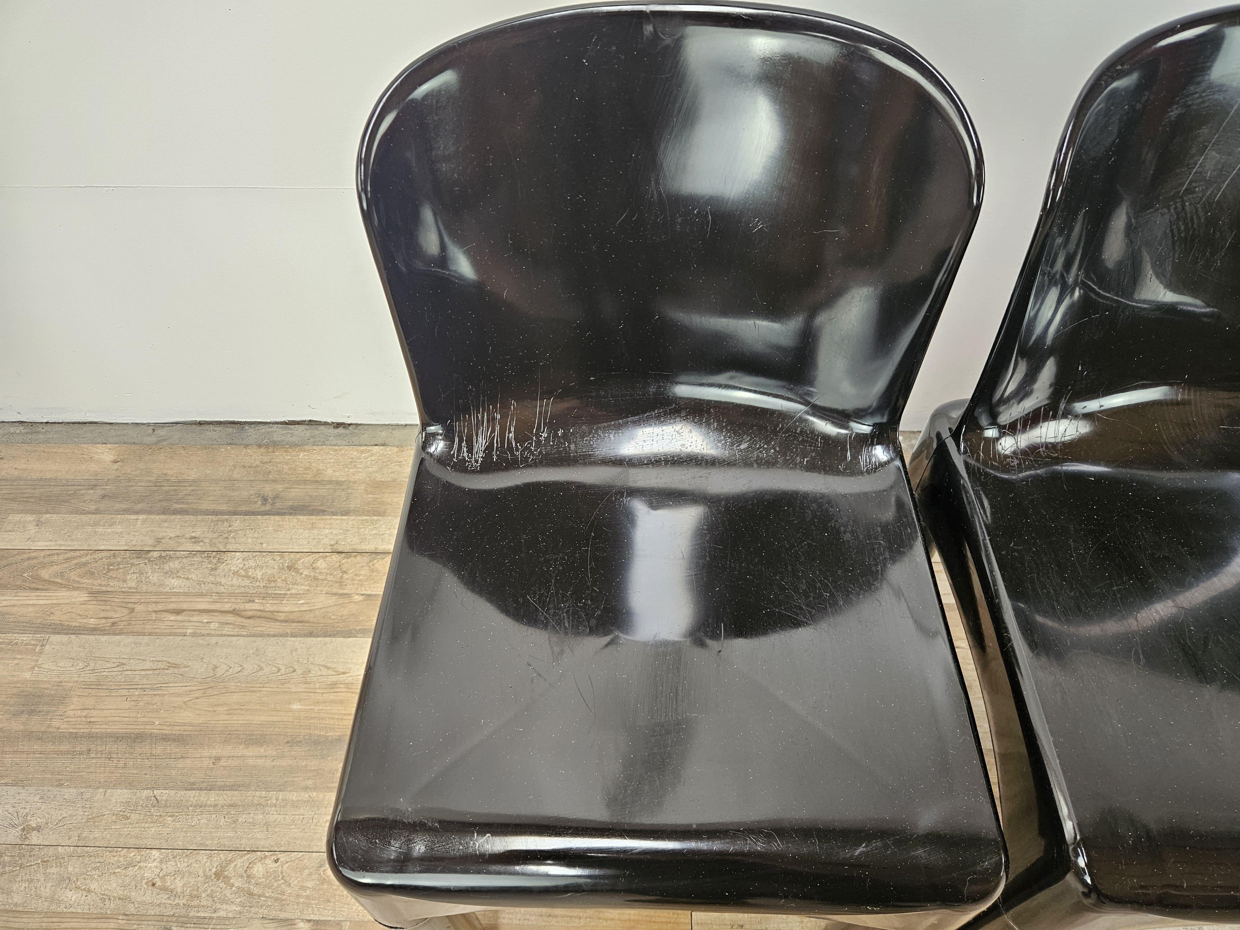 Satz von 4 Space Age Stühlen aus schwarzem Kunststoff der 1970er Jahre (Moderne der Mitte des Jahrhunderts) im Angebot