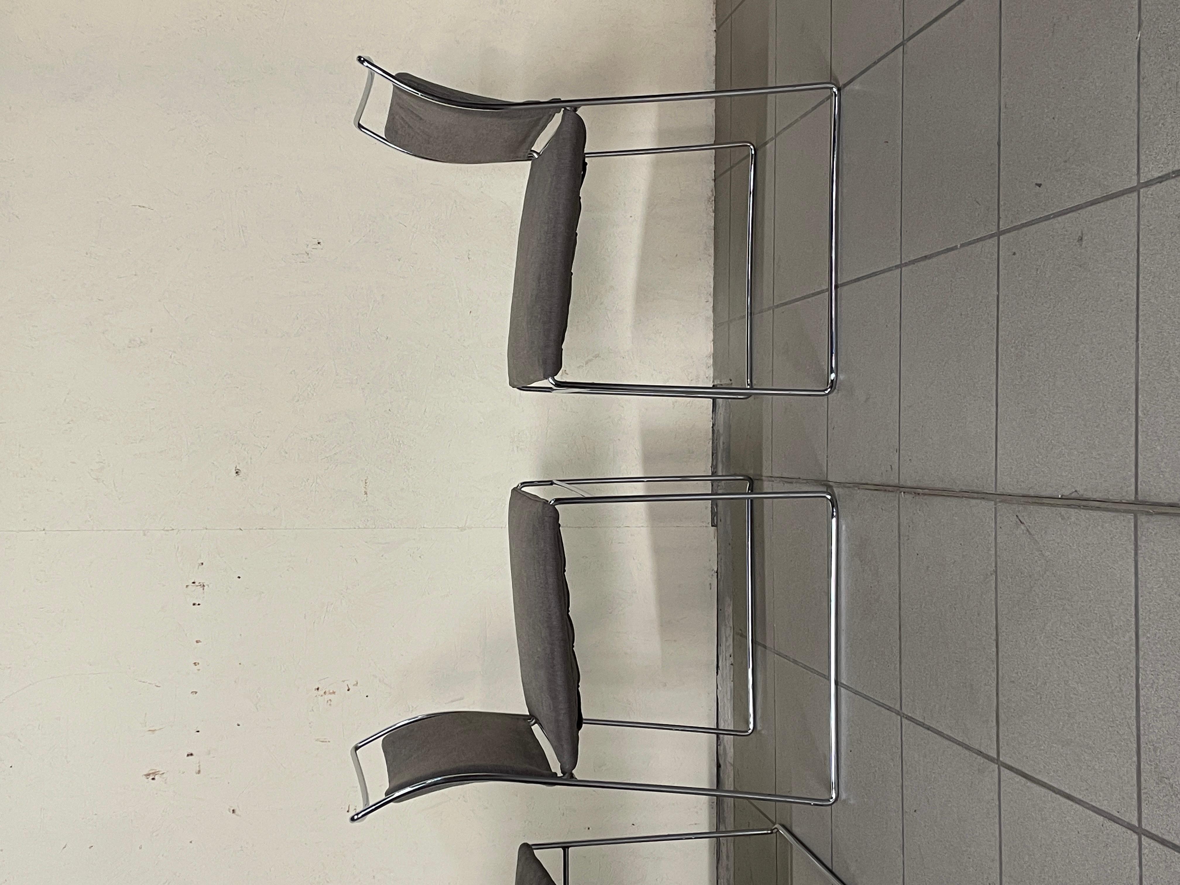 Set di 4 sedie TULU progettate nel 1968 dall'architetto giapponese Kazuhide Takahama per Simon.
Il tutto documentato da etichetta e marchio sulla struttura.

Struttura in metallo cromato e tessuto. Imbottitura e rivestimento nuovi. E' stato