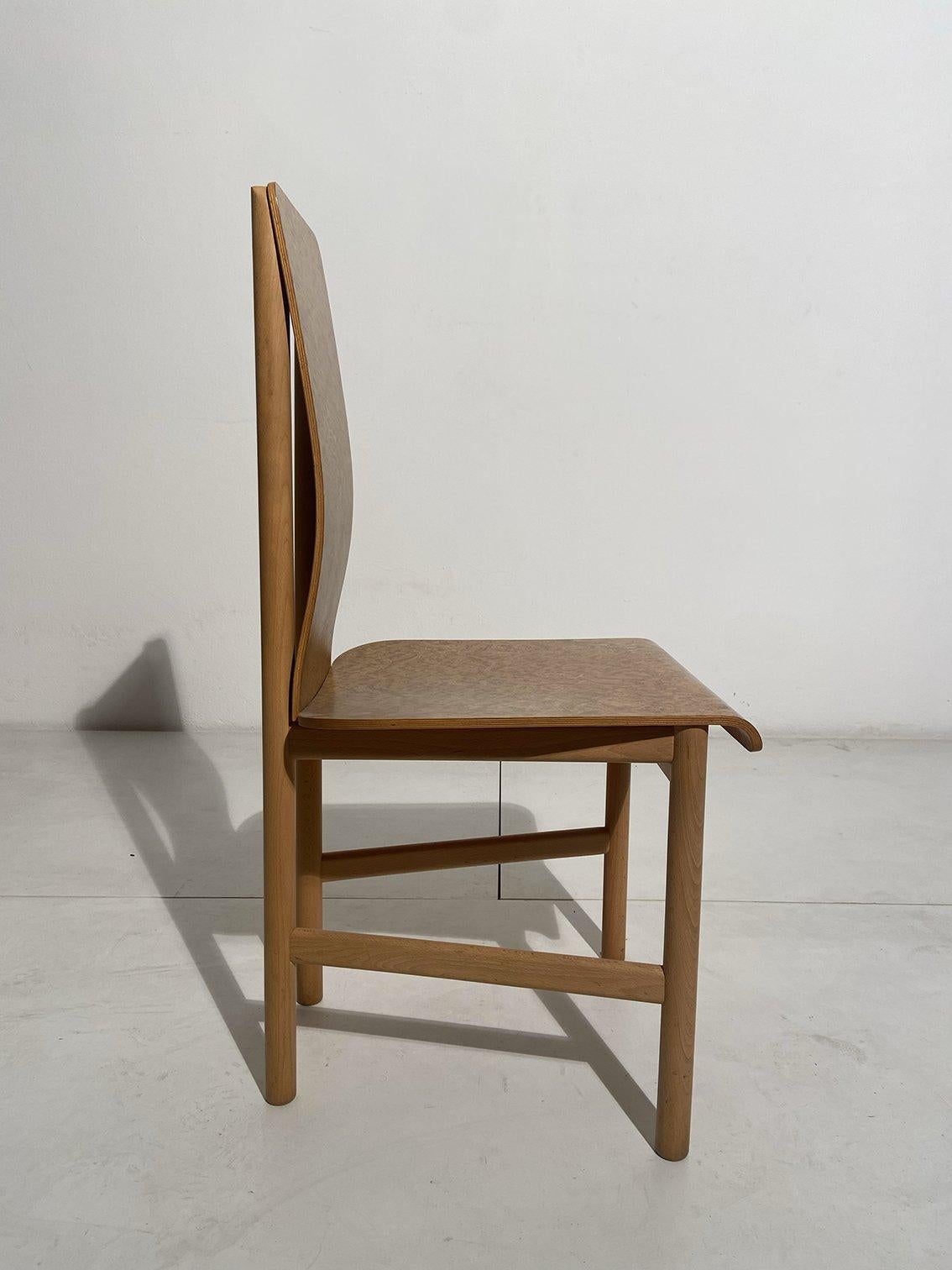 Set composto da 4 sedie Vela disegnate da Enzo Mari e prodotte da Driade nel 1977. Le sedie presentano una struttura in legno di faggio chiaro mentre la seduta e lo schienale sono prodotte in compensato curvato con finitura in radica pregiata. La
