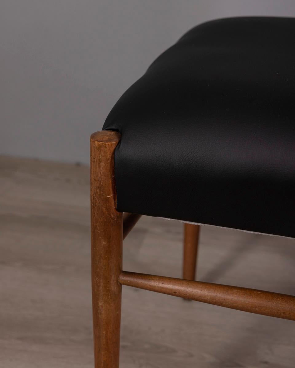 Set di 4 sedie vintage anni 60 in legno di Teak e pelle nera design Italiano im Angebot 3