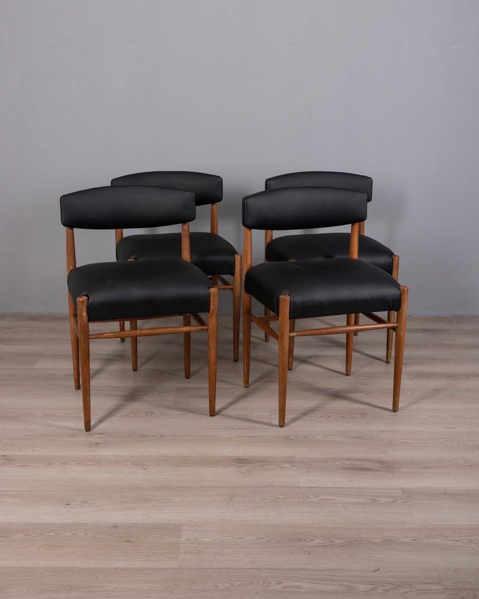 Set di quattro sedie con struttura in legno di teak e rivestimento in pelle nera, design italiano, anni '60.

CONDIZIONE:
In buone condizioni, presenta segni di usura dovuti al tempo.

DIMENSIONI:
Altezza 74 cm; Larghezza 47 cm; Profondità 41