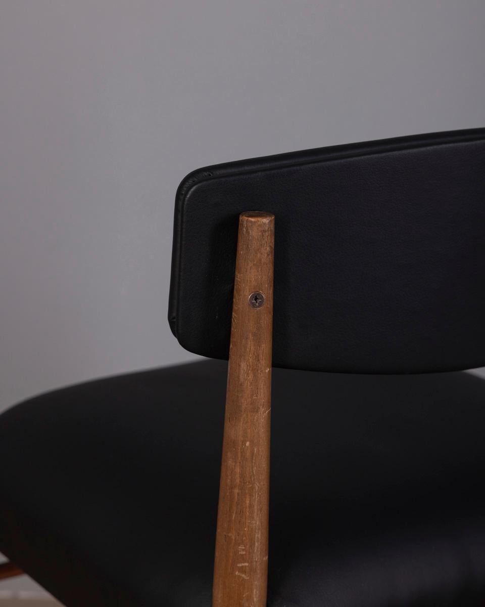 Set di 4 sedie vintage anni 60 in legno di Teak e pelle nera design Italiano (Mitte des 20. Jahrhunderts) im Angebot