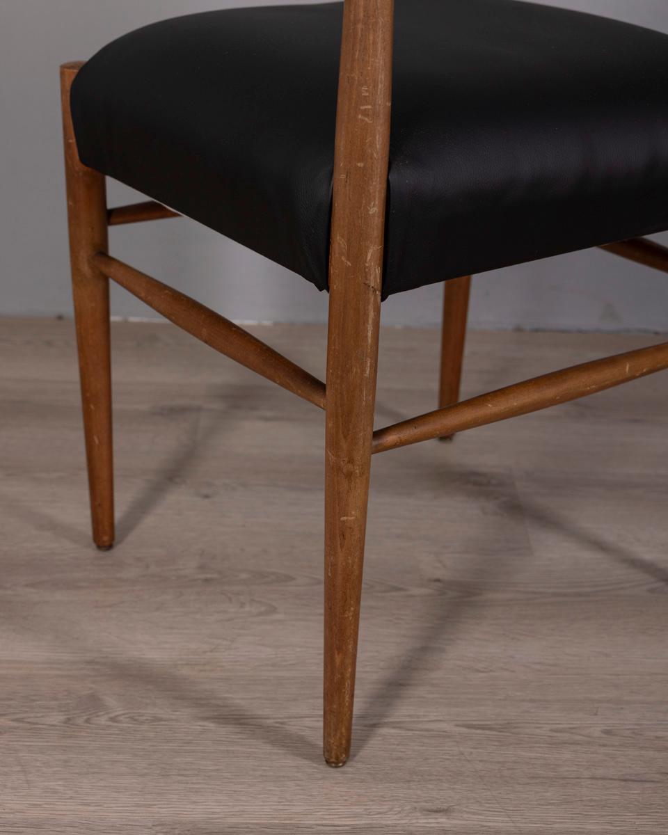 Set di 4 sedie vintage anni 60 in legno di Teak e pelle nera design Italiano (Leder) im Angebot