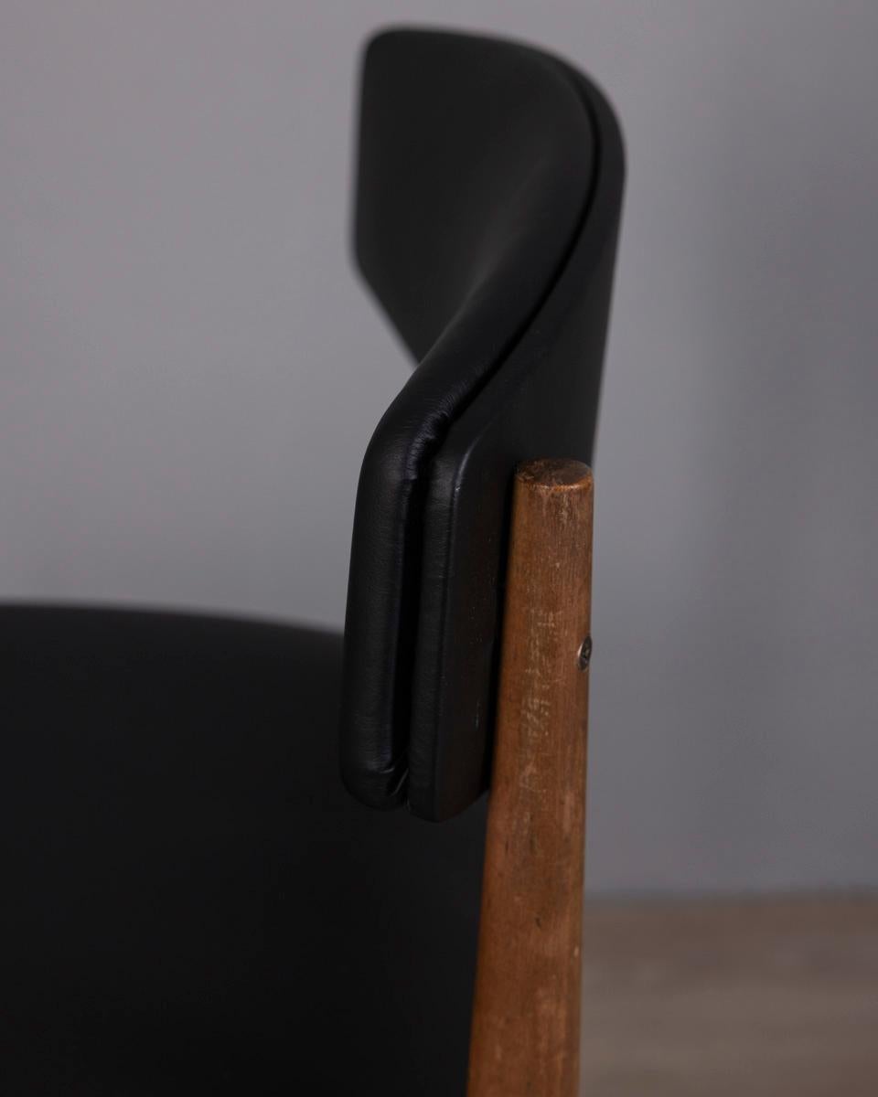 Set di 4 sedie vintage anni 60 in legno di Teak e pelle nera design Italiano im Angebot 1