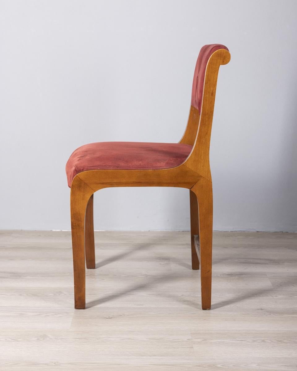 Ensemble de quatre chaises en bois et tapisserie de velours bordeaux, design italien, années 1960.

CONDITION :
En bon état, ils présentent des signes d'usure au fil du temps.

DIMENSIONS : 
Hauteur 83 cm ; largeur 45 cm ; profondeur 50 cm