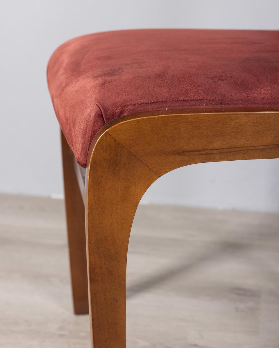 Ensemble de 4 chaises vintage des années 1960 en bois et velours bordeaux design italien Bon état - En vente à None, IT