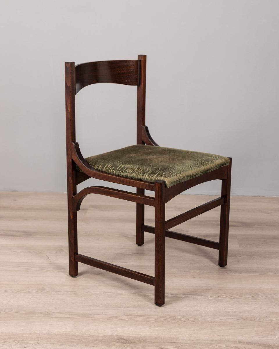 Set di quattro sedie con struttura in legno e rivestimento in velluto verde, design Italiano, anni 60.

CONDIZIONI:
In buone condizioni, possono presentare segni d'usura dati dal tempo.

DIMENSIONI:
Altezza 80 cm; Larghezza 44 cm; Lunghezza 44 cm