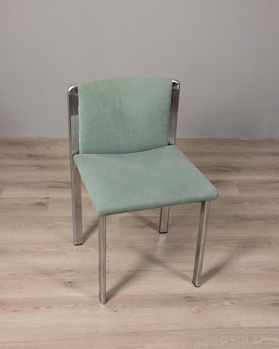 Set di quattro sedie con struttura in metallo cromato e rivestimento in tessuto turchese, design Italiano, anni 70.

CONDIZIONI:
In buone condizioni, possono presentare segni d'usura dati dal tempo

DIMENSIONI:
Altezza 69 cm; Larghezza 45 cm;