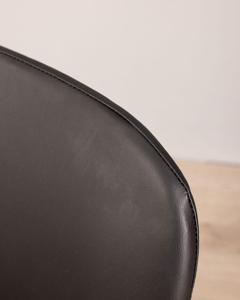 Late 20th Century Set of 4 vintage 70s black leather chairs Italian design For Sale