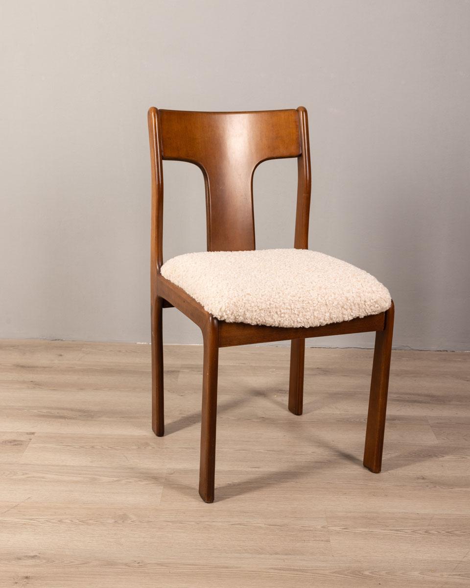 Set of four chairs with wooden frame and white fabric seat, Italian design, 1970s.

CONDITION:
In good, working condition, may show signs of wear given by time.

SIZING: 
Height 82 cm; Width 42 cm; Length 48 cm

MATERIALS: 
Wood and fabric

YEAR