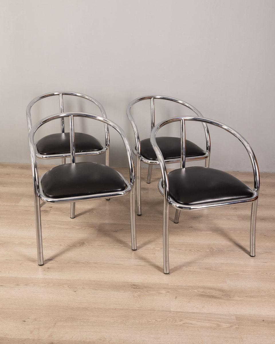 Set di quattro sedie tripodi in metallo cromato con seduta rivestita in pelle nera, design Italiano, anni 70.

CONDIZIONI:
In buone condizioni, funzionante, può presentare segni d'usura dati dal tempo.

DIMENSIONI: 
Altezza 73 cm; Larghezza 56 cm;