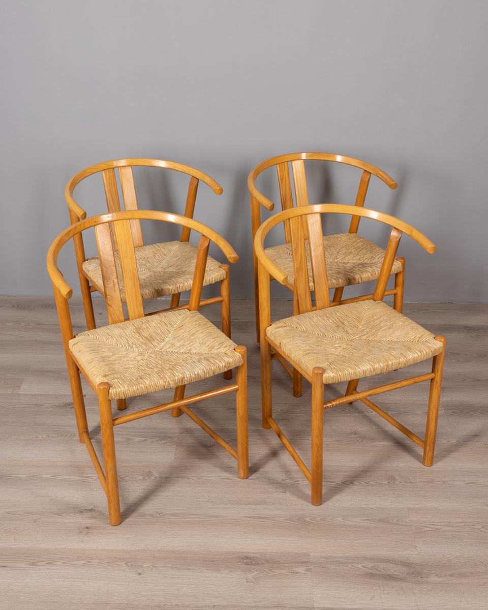 Set di quattro sedie con struttura in legno di Rovere e seduta in rattan, design Danese, anni 80.

CONDIZIONI:
In buone condizioni, può presentare segni d'usura dati dal tempo.

DIMENSIONI: 
Altezza 75 cm; Larghezza 54 cm; Lunghezza 54