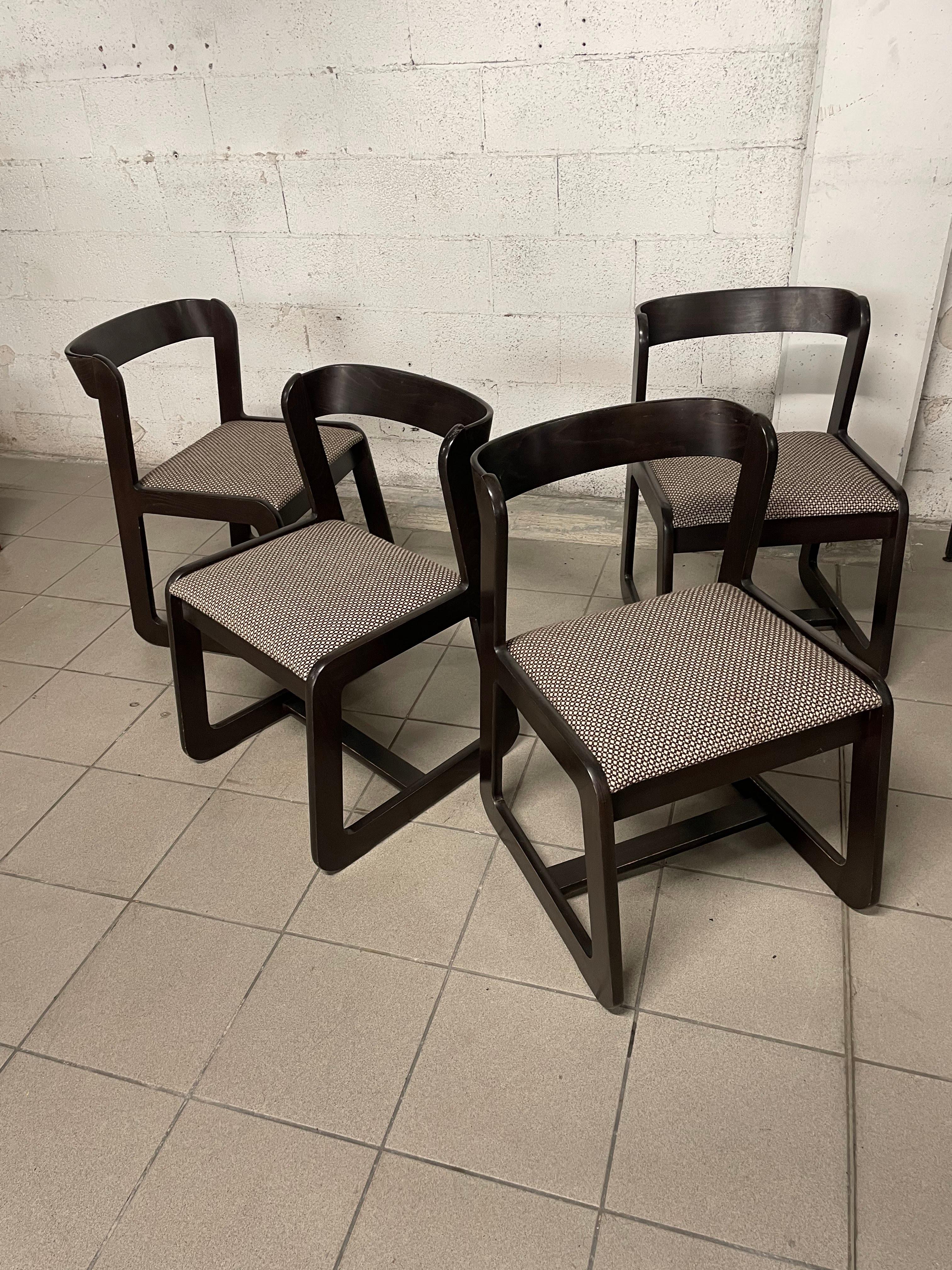 Set di quattro sedie in faggio tinto degli anni '70 nello stile di Willy Rizzo per Mario Sabot.

La particolarità del design è data dallo schienale in legno curvato che dona a queste sedute una linea morbida e sempre attuale.

Le condizioni del set