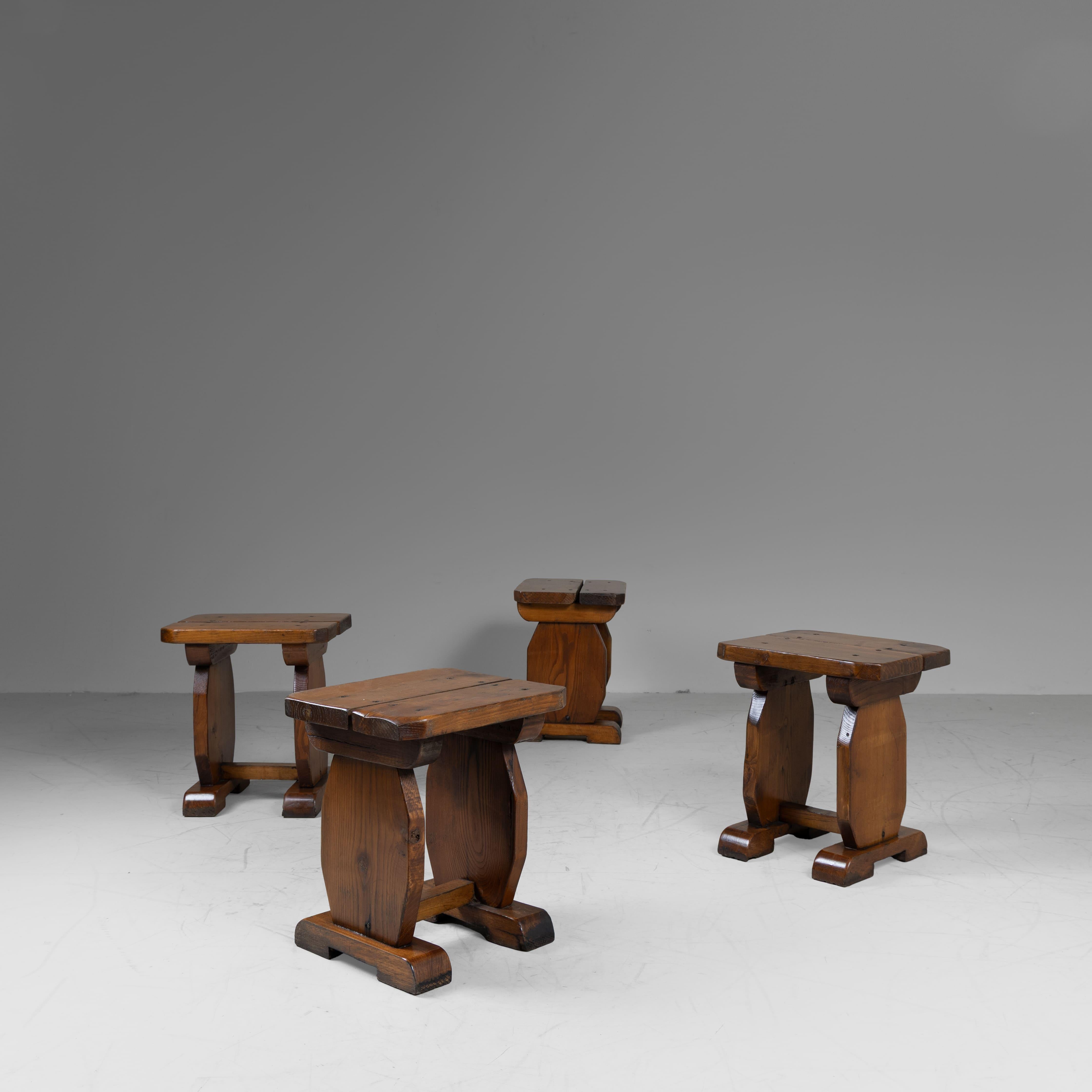 Set di 4 sgabelli in stile brutalista, 1960 In condizioni buone in vendita a Milano, Lombardia
