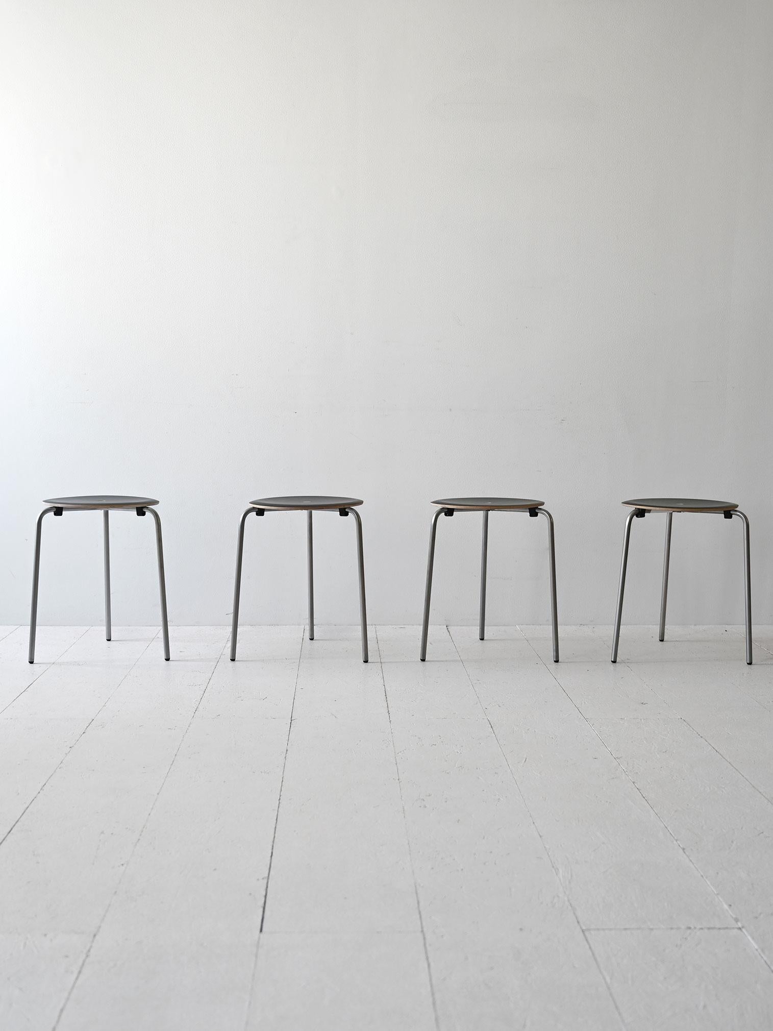 Vintage Scandinavian stools with round black-painted laminated wood seat and tubular metal legs. 

Good conditions. Potrebbe presentare dei segni del tempo. Please pay attention to the photographs.

AE1229