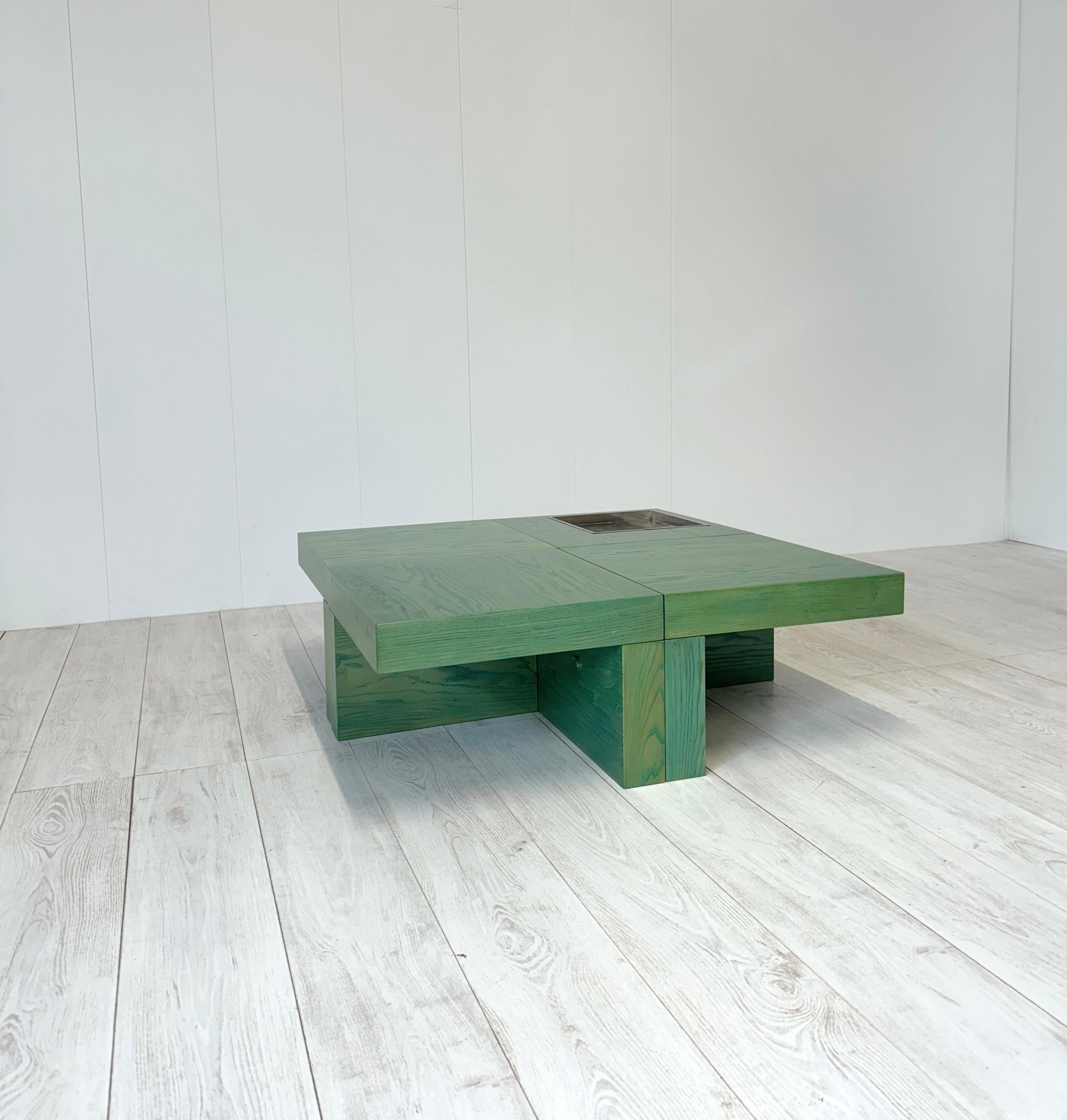 Elegante set di 4 tavolini componibili in legno laccato con vano porta oggetti in metallo cromato.
Produzione Cesare Augusto Nava, anni '70
La composizione dei tavolini può essere adattata alle proprie esigenze, creando forme geometriche a piacere