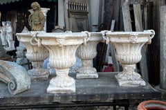 set di 4 vasi in pietra composta a coppa con mascheroni e decorazioni scolpite