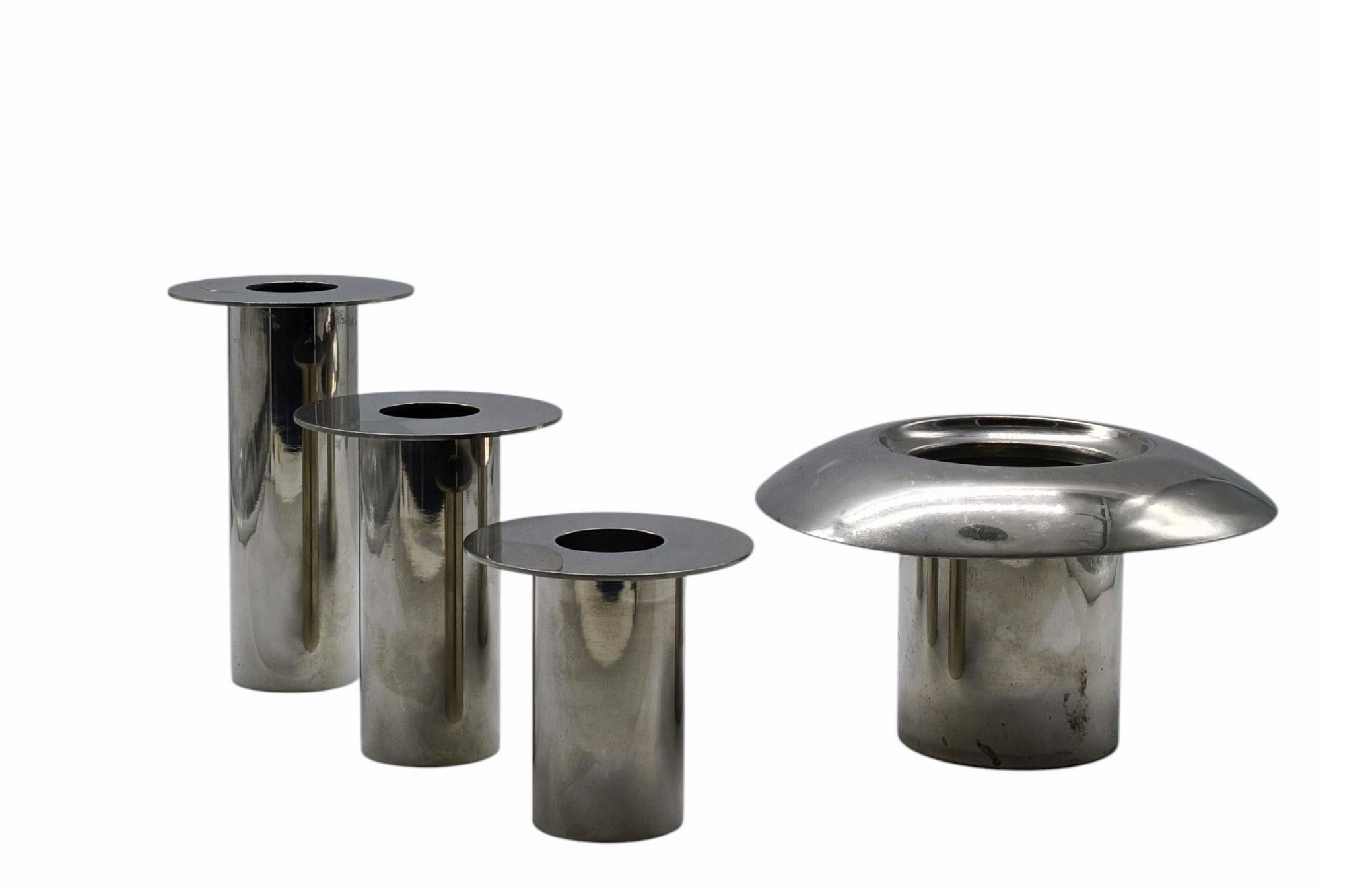 Moderno e singolare set di vasi/portacandele anni 70 in acciaio di diverse misure.