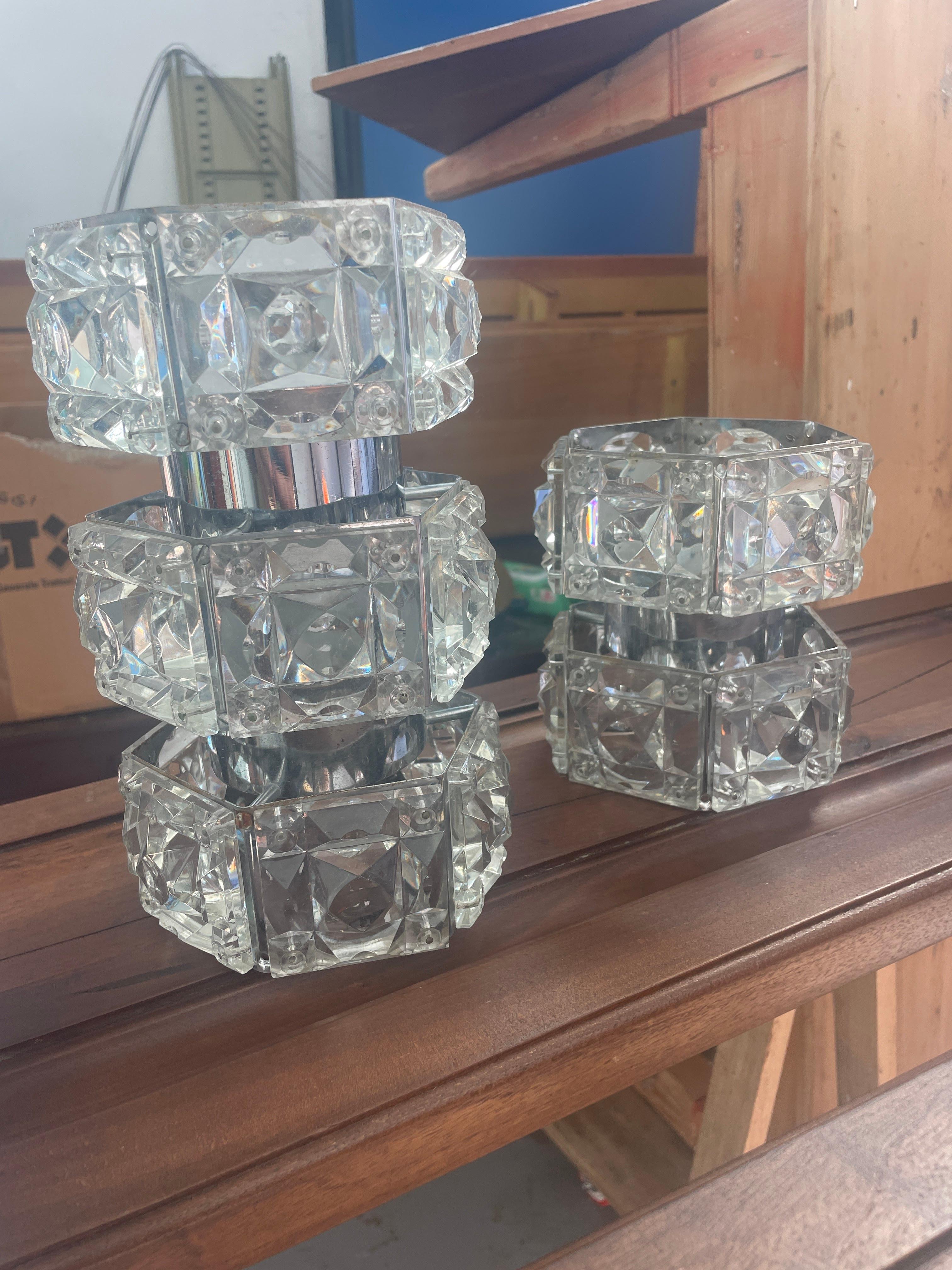 Set di 5 belle lampade a sospensione degli anni '70 con vetro a taglio Swarovski e parti in metallo cromato. 

La luce ha una sola sorgente luminosa. 

Condizioni ottime.