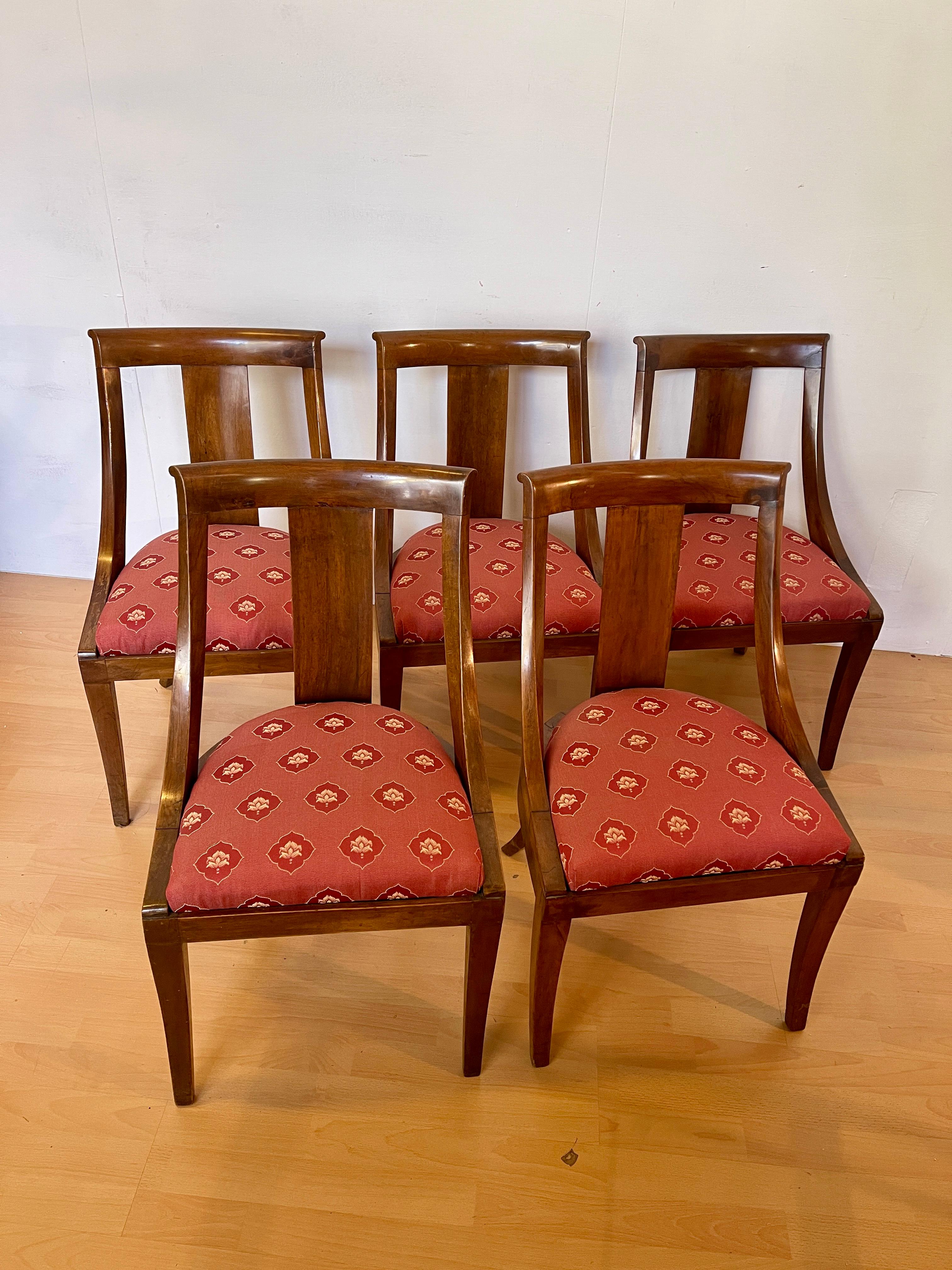 Italian Set di 5 sedie a gondola italiane in stile impero lombardo degli anni '70 en vente