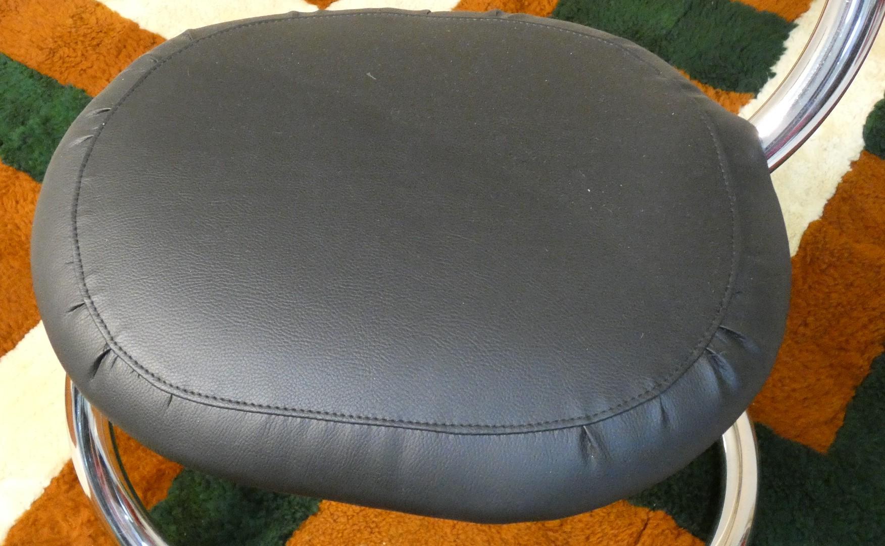 Set of 5 Cobra Chairs in steel and black leather by Giotto Stoppino, 1970s For Sale 3