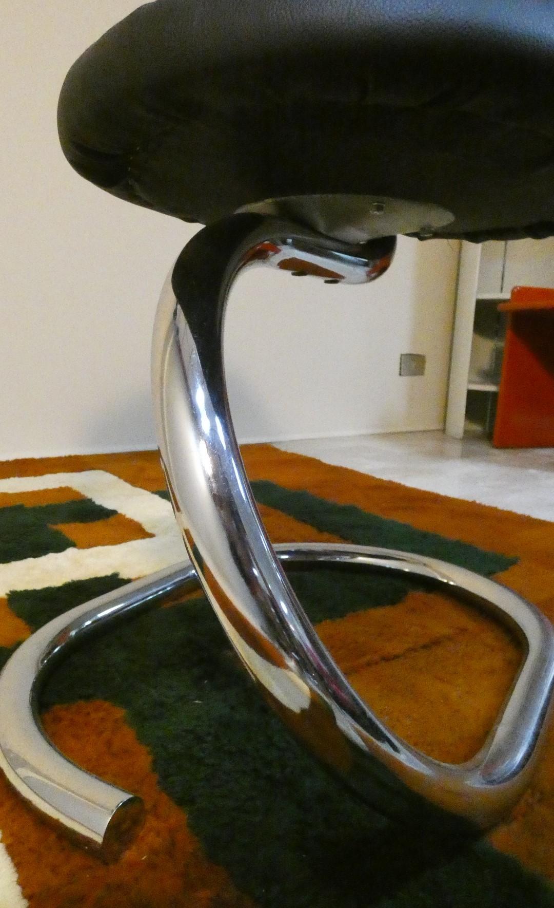 Set of 5 Cobra Chairs in steel and black leather by Giotto Stoppino, 1970s For Sale 7