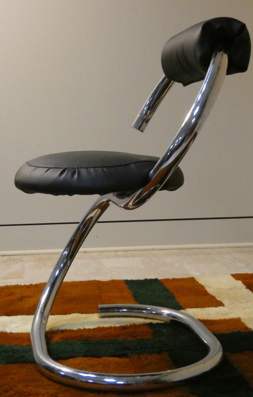 Chair set made in the 1970s by Giotto Stoppino (Milan, 1926).

Single chrome-plated tubular steel frame and black faux leather, made in Italy. In perfect condition chrome plating, seats and backs completely reupholstered.

Giotto Stoppino, born in
