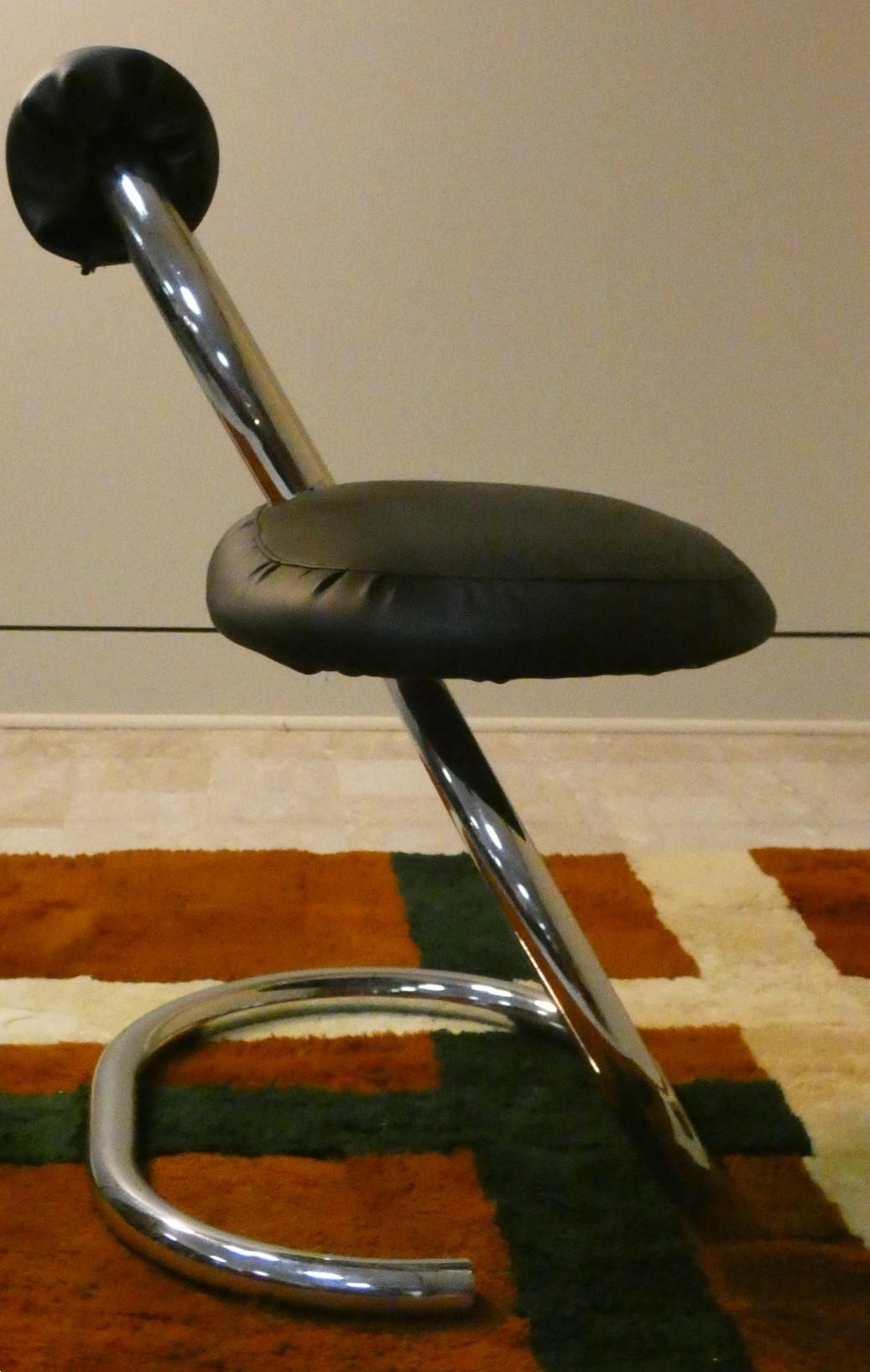 Modern Set of 5 Cobra Chairs in steel and black leather by Giotto Stoppino, 1970s For Sale