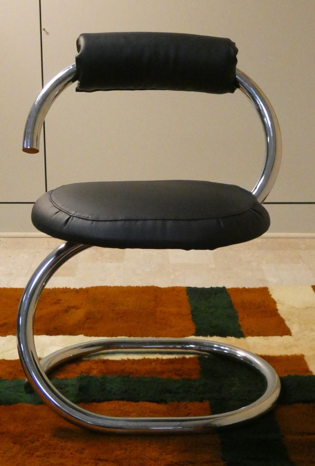 Polished Set of 5 Cobra Chairs in steel and black leather by Giotto Stoppino, 1970s For Sale